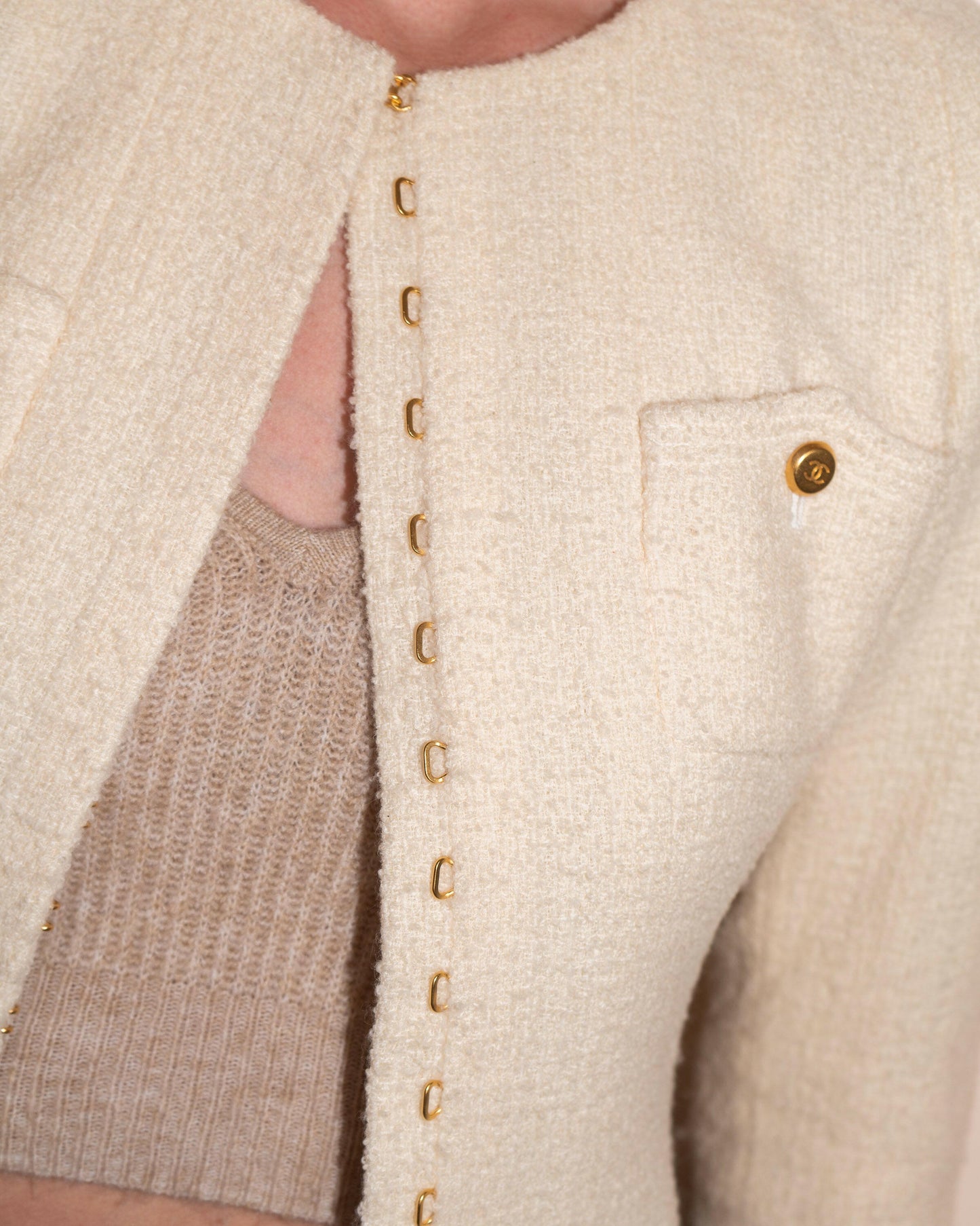 FR34-36 Chanel Fall 1996 Collarless Two-Pocketed Belted Jacket in Cream Tweed - Vintage Chanel Jacket - - Rarchive.