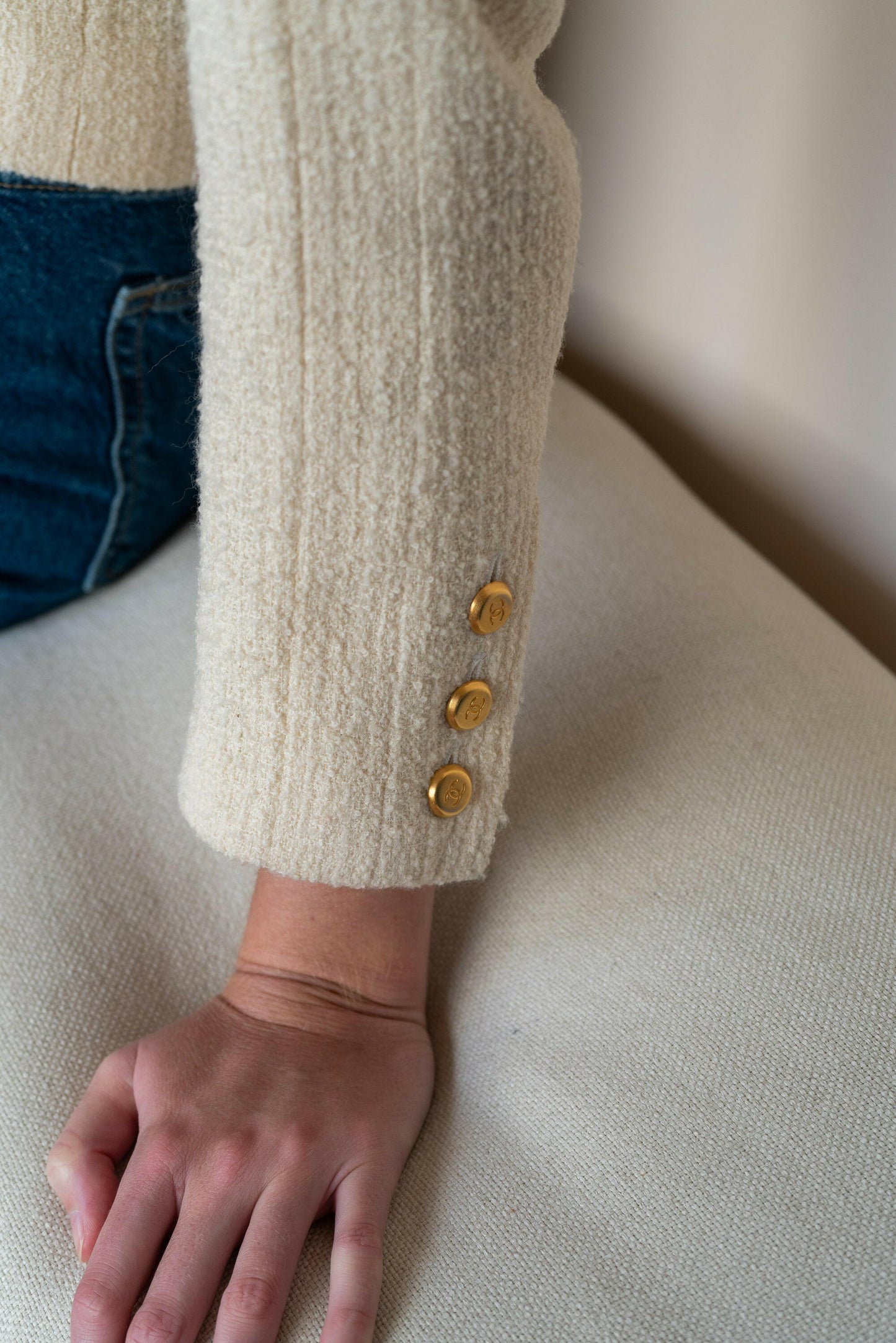 FR34-36 Chanel Fall 1996 Collarless Two-Pocketed Belted Jacket in Cream Tweed - Vintage Chanel Jacket - - Rarchive.