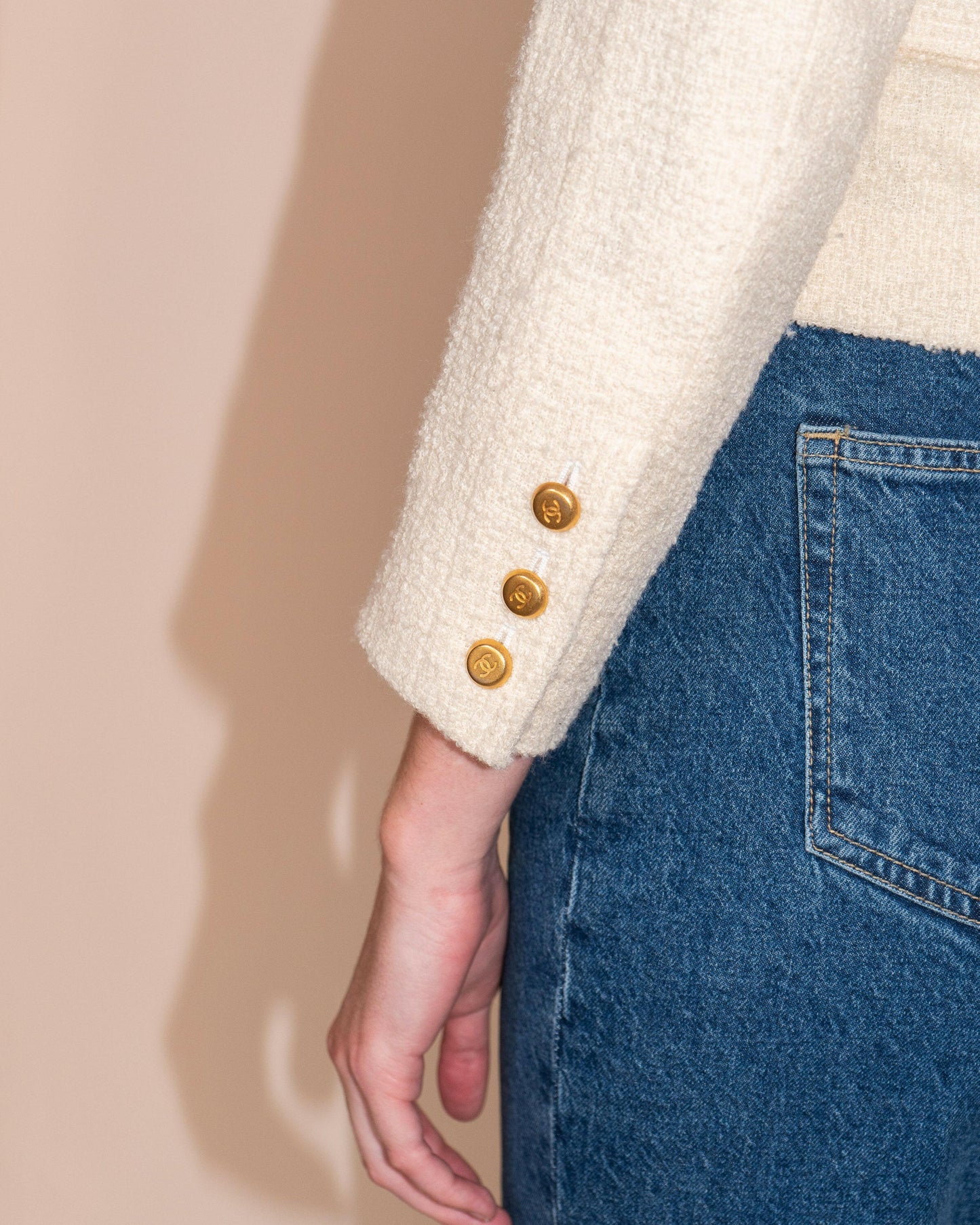 FR34-36 Chanel Fall 1996 Collarless Two-Pocketed Belted Jacket in Cream Tweed - Vintage Chanel Jacket - - Rarchive.