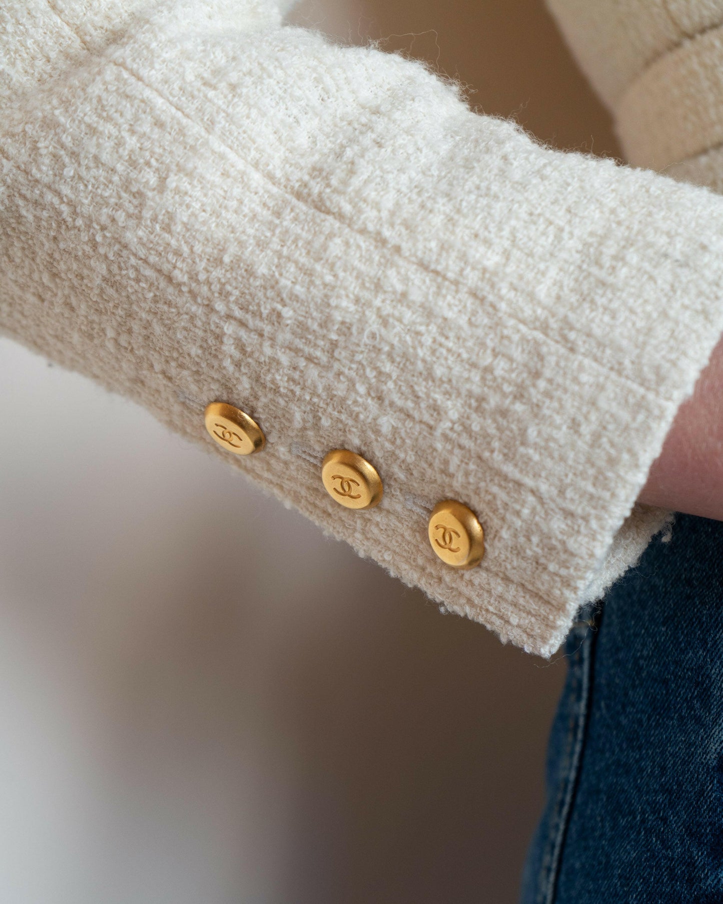 FR34-36 Chanel Fall 1996 Collarless Two-Pocketed Belted Jacket in Cream Tweed - Vintage Chanel Jacket - - Rarchive.