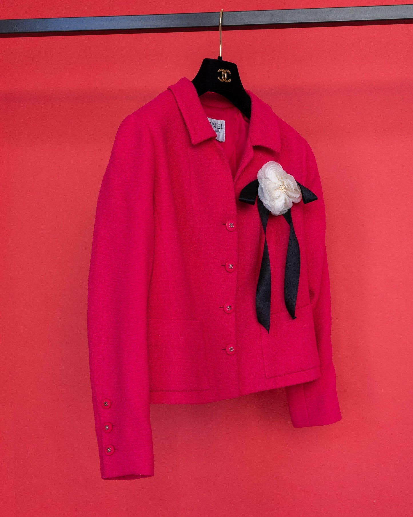 FR38-40 Chanel Spring 1995 Two-Pocketed Tweed Boucle Jacket in Raspberry Pink - Vintage Chanel Jacket - - Rarchive.