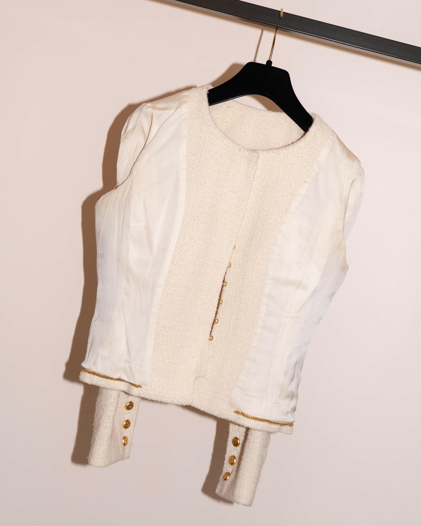 FR34-36 Chanel Fall 1996 Collarless Two-Pocketed Belted Jacket in Cream Tweed - Vintage Chanel Jacket - - Rarchive.