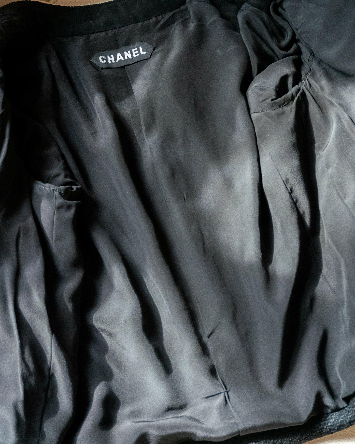 FR40-42 Rare Chanel Fall 1995 Haute Couture Classic Two-Pocketed Collarless Black and White Wool Tweed Jacket - Vintage Chanel Jacket - - Rarchive.