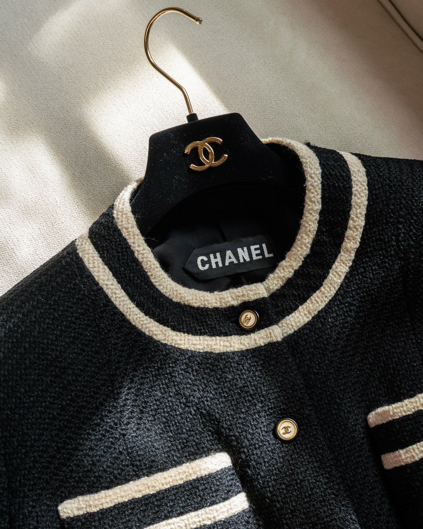 FR40-42 Rare Chanel Fall 1995 Haute Couture Classic Two-Pocketed Collarless Black and White Wool Tweed Jacket - Vintage Chanel Jacket - - Rarchive.