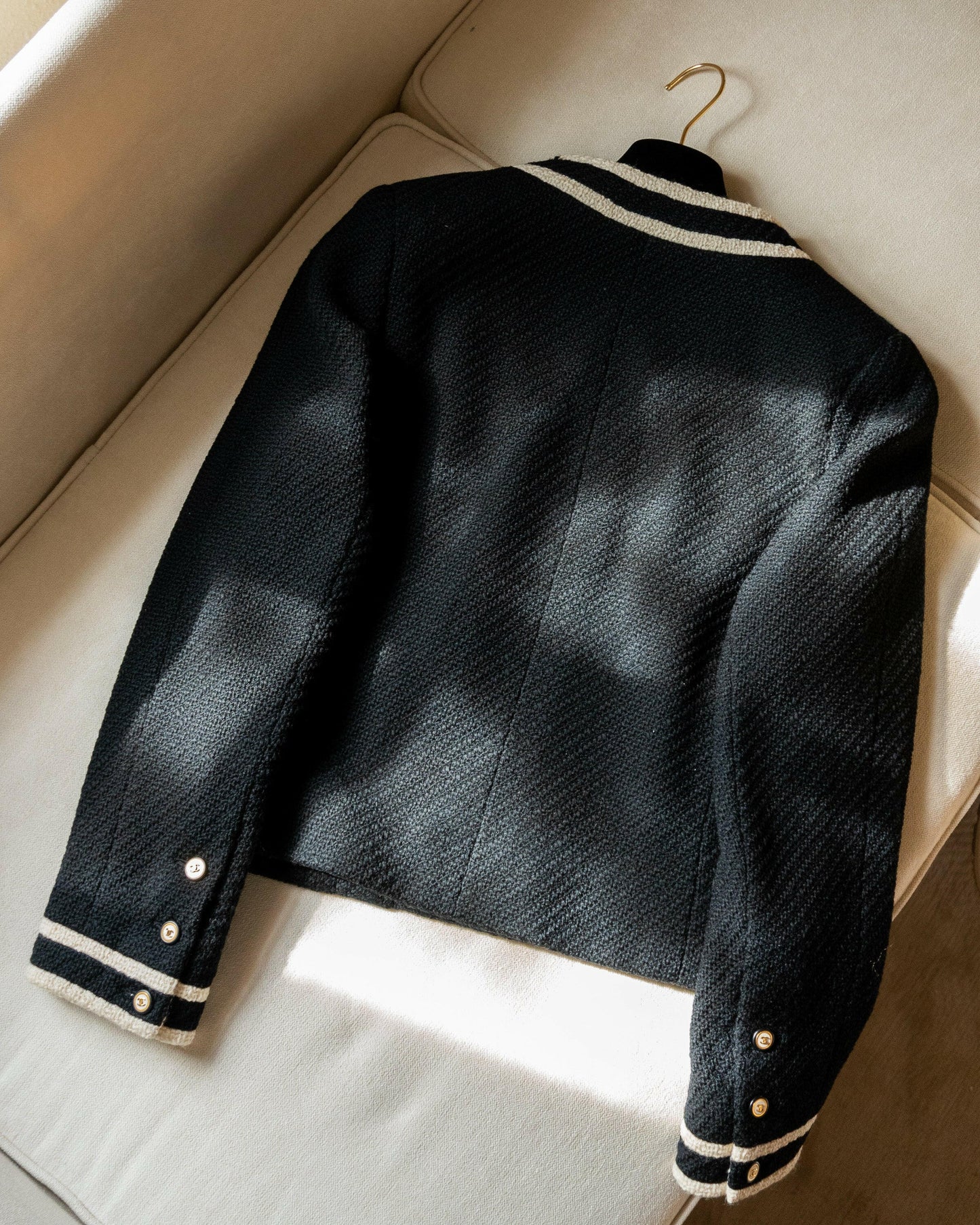 FR40-42 Rare Chanel Fall 1995 Haute Couture Classic Two-Pocketed Collarless Black and White Wool Tweed Jacket - Vintage Chanel Jacket - - Rarchive.