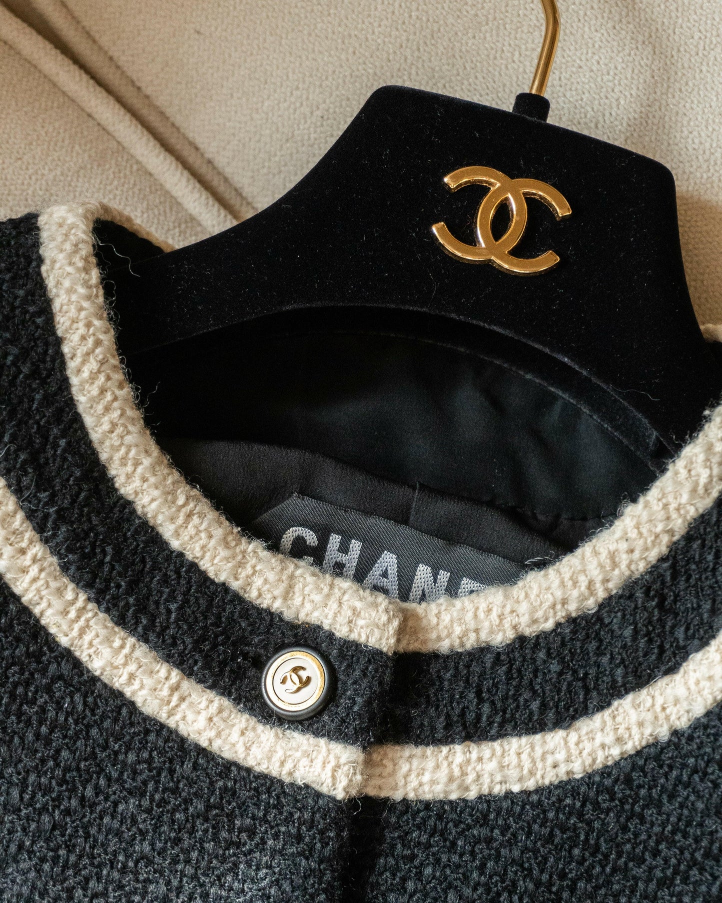 FR40-42 Rare Chanel Fall 1995 Haute Couture Classic Two-Pocketed Collarless Black and White Wool Tweed Jacket - Vintage Chanel Jacket - - Rarchive.