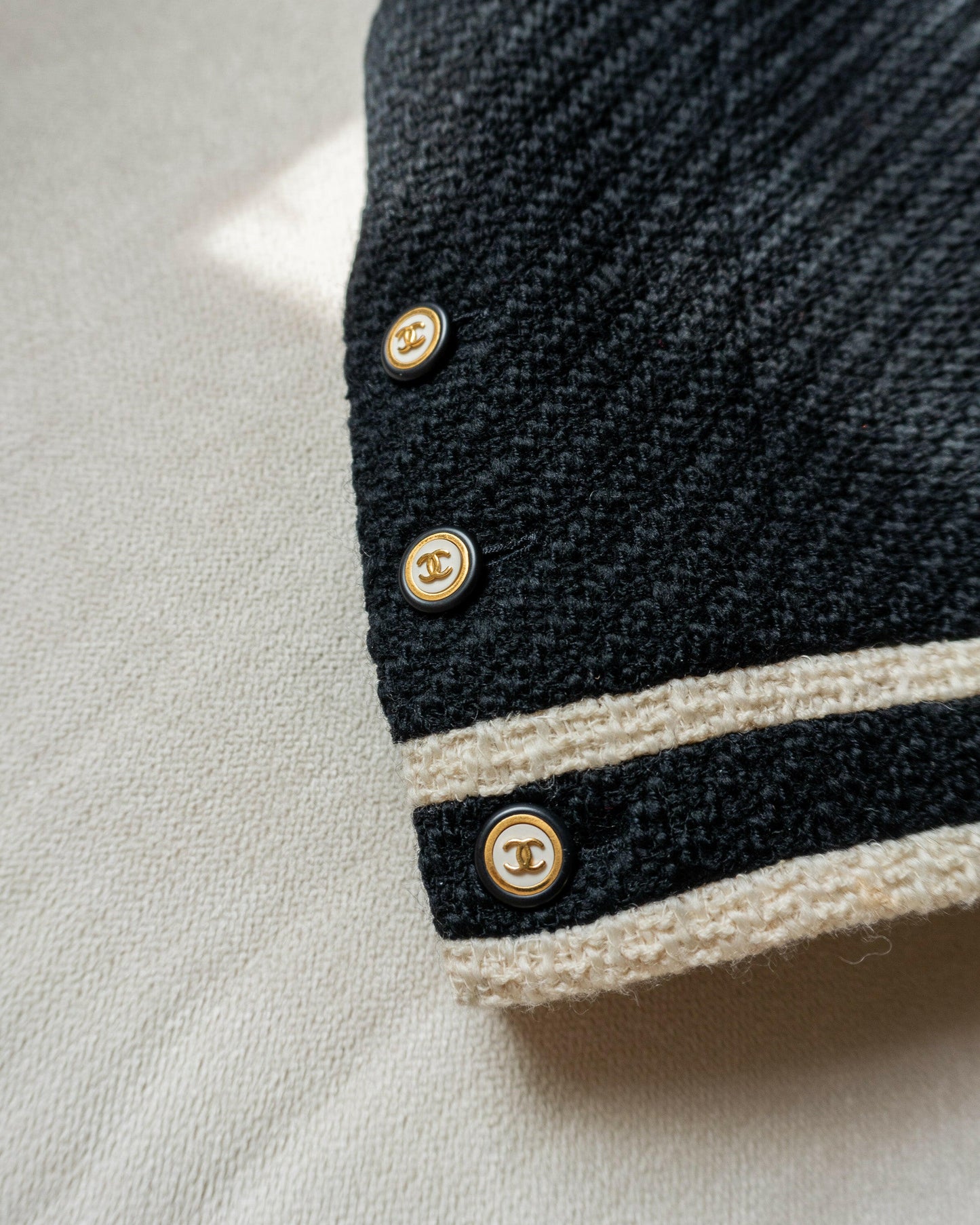 FR40-42 Rare Chanel Fall 1995 Haute Couture Classic Two-Pocketed Collarless Black and White Wool Tweed Jacket - Vintage Chanel Jacket - - Rarchive.