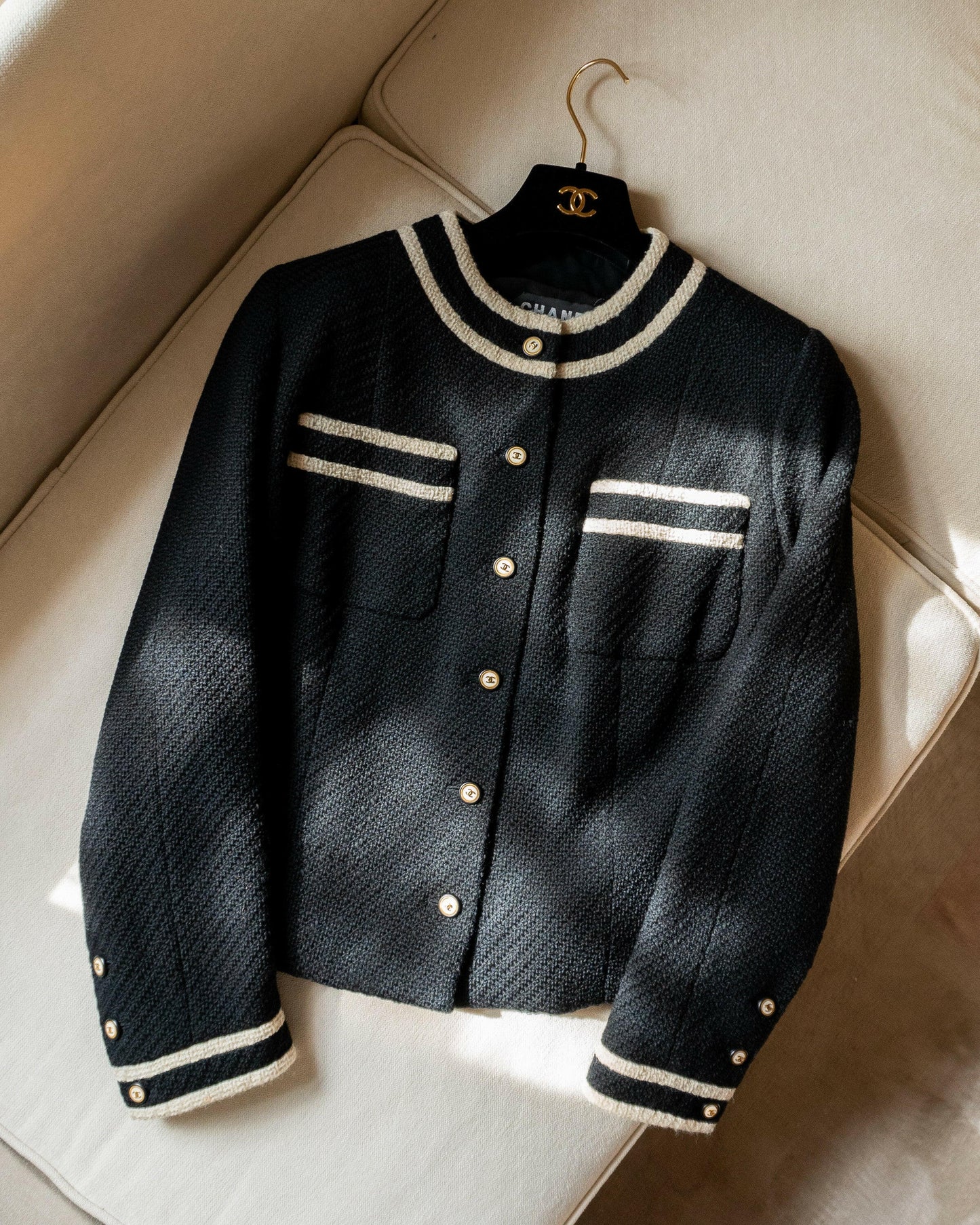 FR40-42 Rare Chanel Fall 1995 Haute Couture Classic Two-Pocketed Collarless Black and White Wool Tweed Jacket - Vintage Chanel Jacket - - Rarchive.