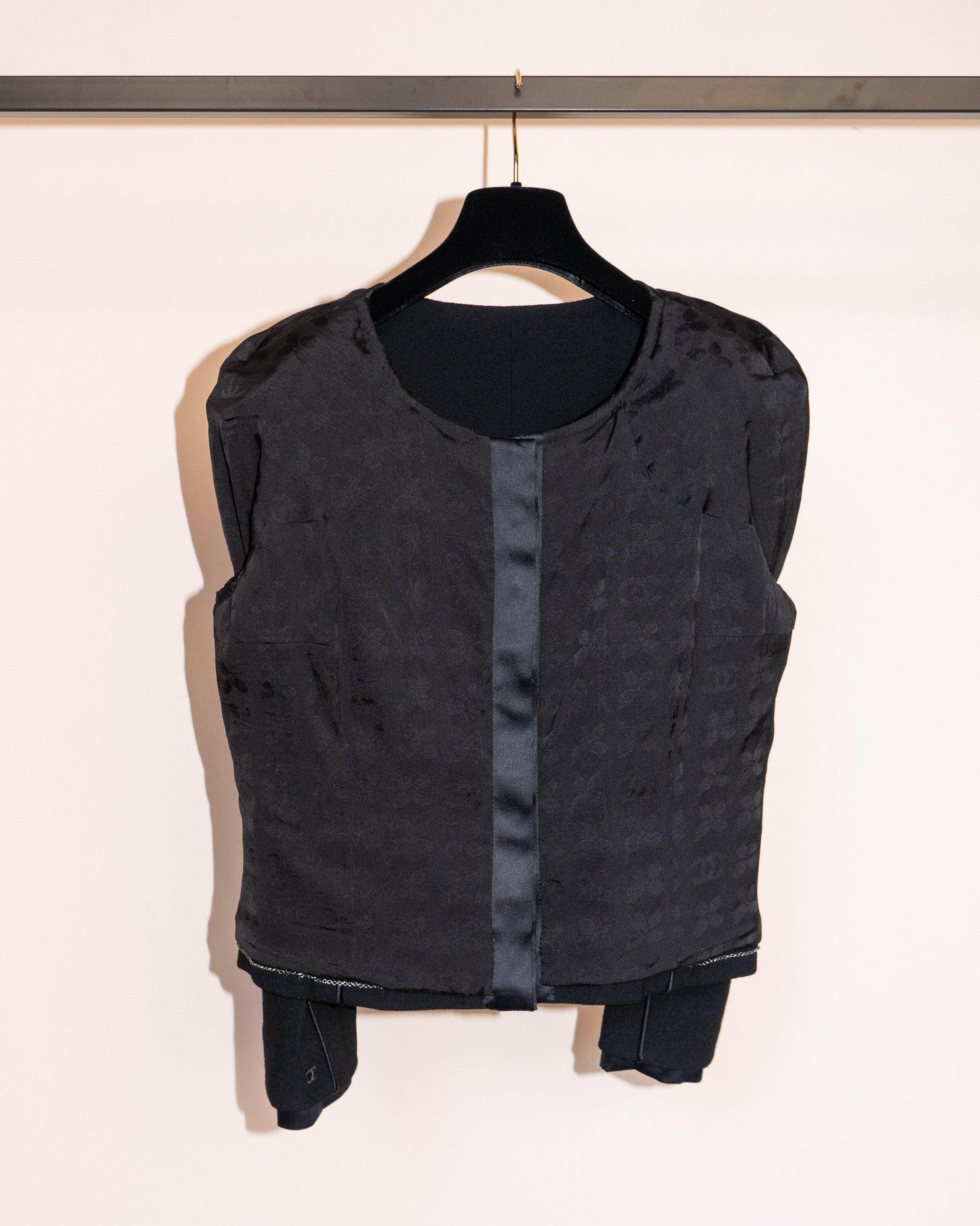 FR40-42 Chanel Fall 2002 Collarless Two-Pocketed Cropped Cut Black Boxy Wool Jacket - Vintage Chanel Jacket - - Rarchive.