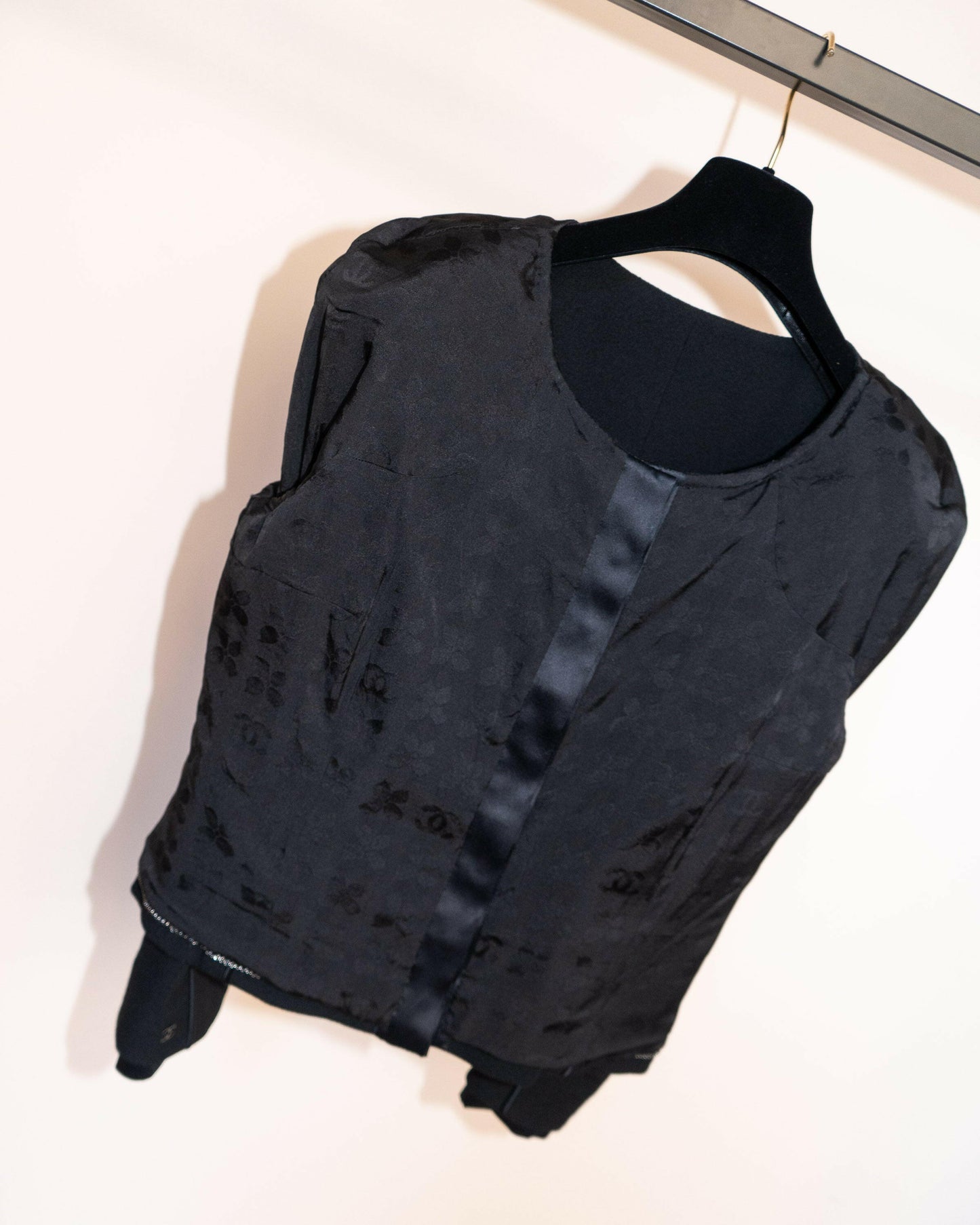 FR40-42 Chanel Fall 2002 Collarless Two-Pocketed Cropped Cut Black Boxy Wool Jacket - Vintage Chanel Jacket - - Rarchive.