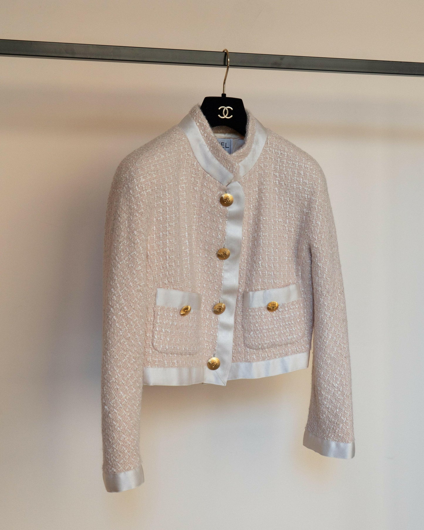 FR36-38 Rare Chanel Spring 1990 Two-Pocketed Cropped Light Pink Tweed Jacket - Vintage Chanel Jacket - - Rarchive.