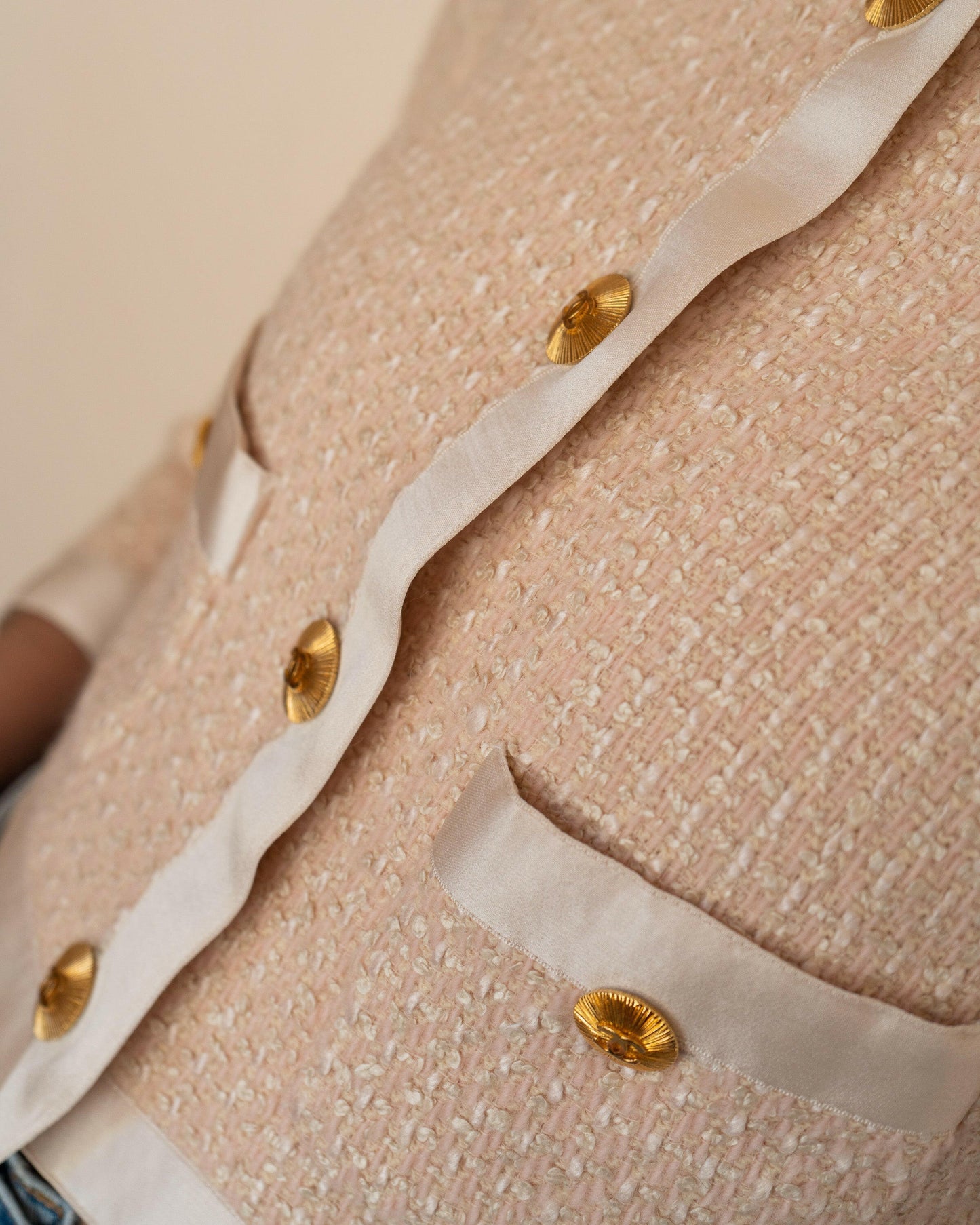 FR36-38 Rare Chanel Spring 1990 Two-Pocketed Cropped Light Pink Tweed Jacket - Vintage Chanel Jacket - - Rarchive.