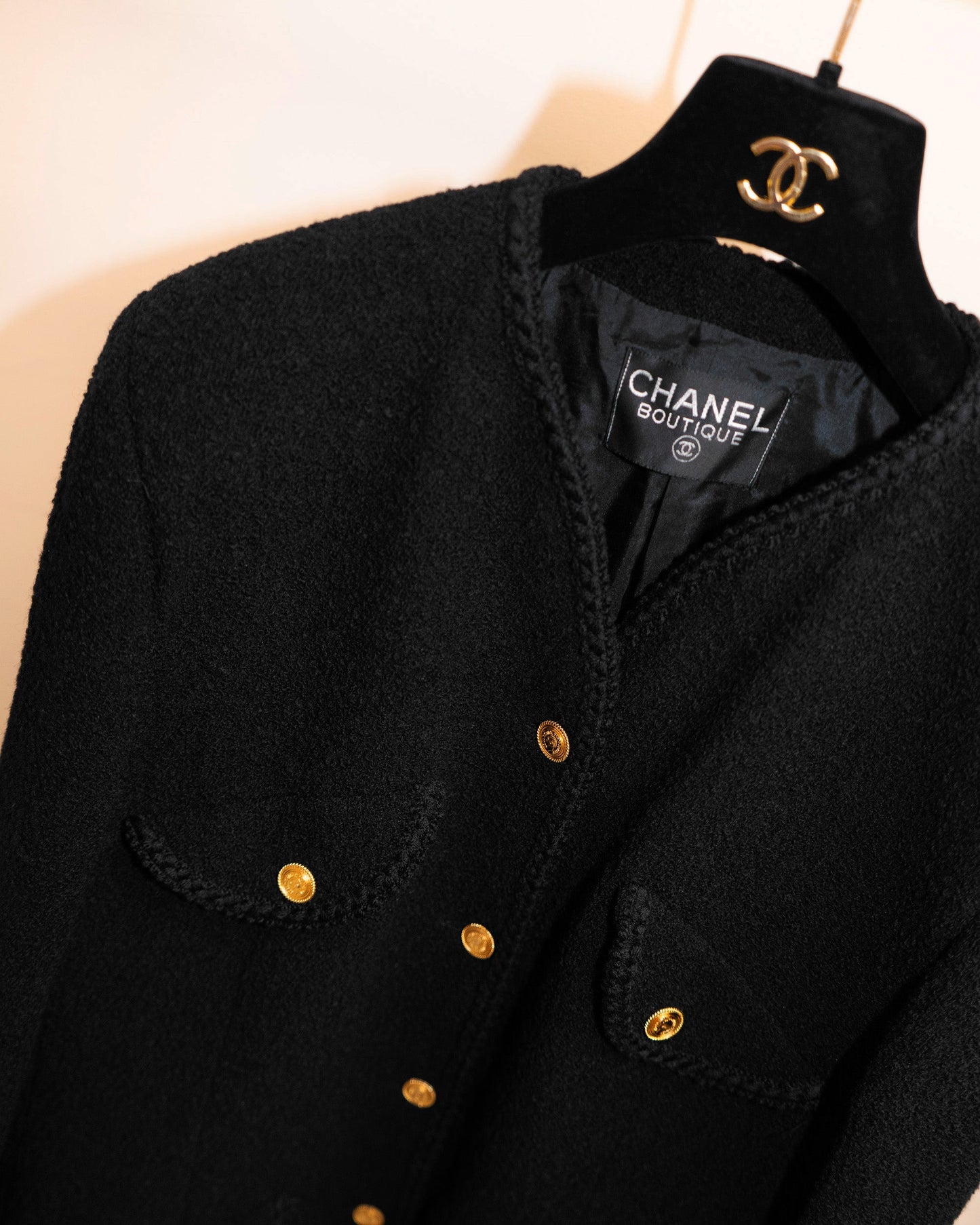 FR42-46 Rare Chanel 1980s Four-Pocketed Tweed Boucle Jacket in Black - Vintage Chanel Jacket -   - Rarchive.