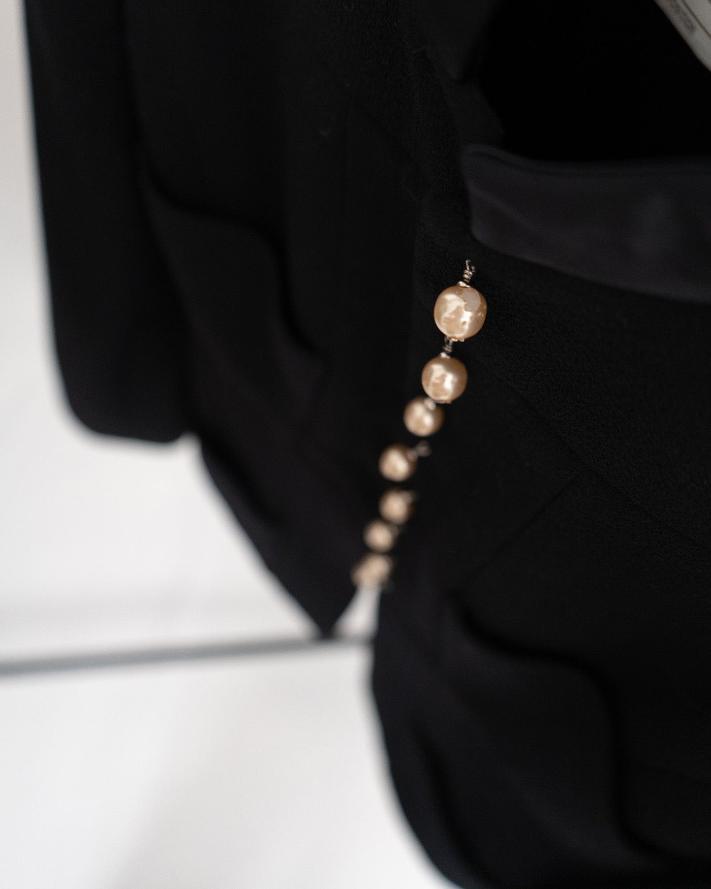FR40 Silk Trim Faux Pearl Buttons Wool Jacket in Black - Vintage Chanel Jacket -   - Rarchive.