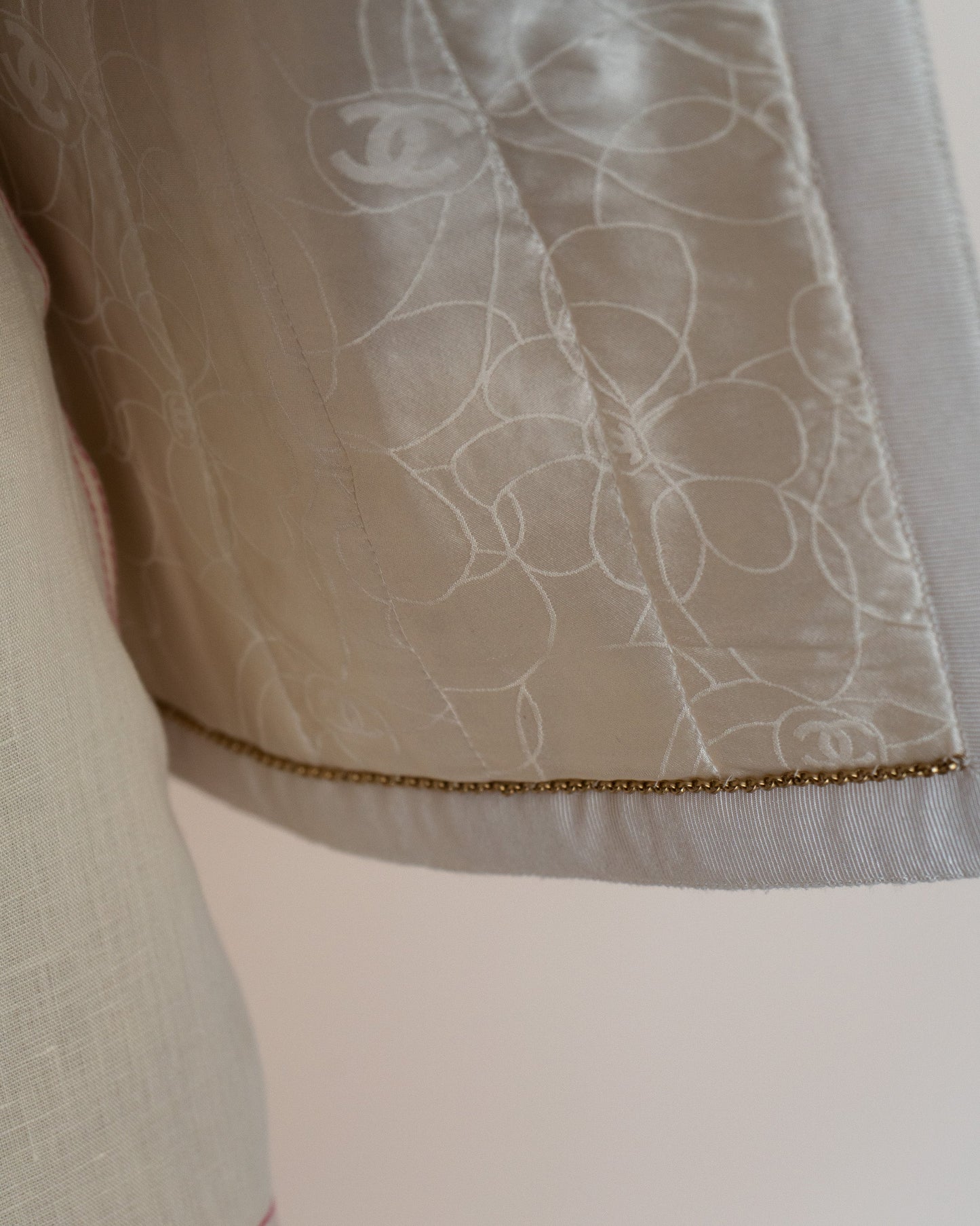 FR44-46 Chanel Spring 2002 Classic Collarless Four-Pocketed Jacket in Off-White Tweed - Vintage Chanel Jacket -   - Rarchive.