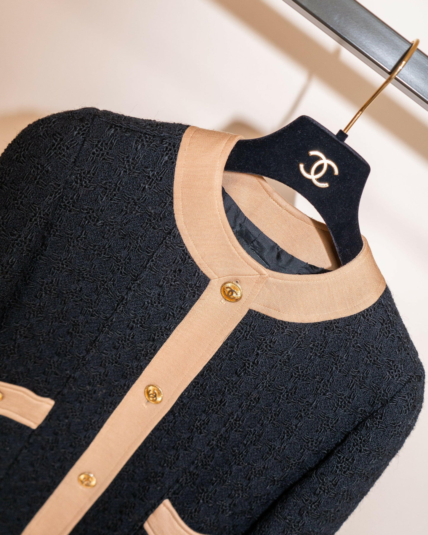 FR40-42 Chanel Fall 1984 Collarless Two-Pocketed Black Houndstooth Tweed Jacket - Vintage Chanel Jacket -   - Rarchive.