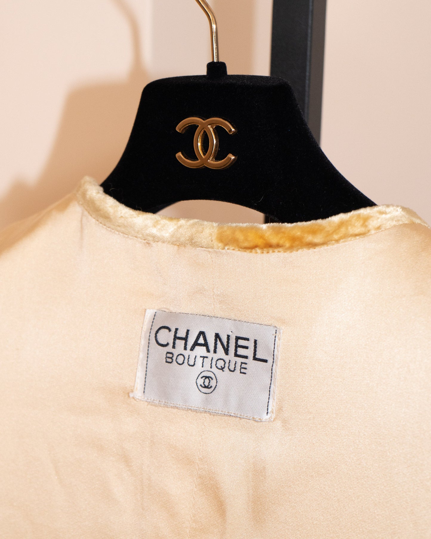 FR38-40 Chanel Fall 1987 Collarless Four Pocketed Velvet Trim Detail Powder Yellow Tweed Jacket - Vintage Chanel Jacket - - Rarchive.