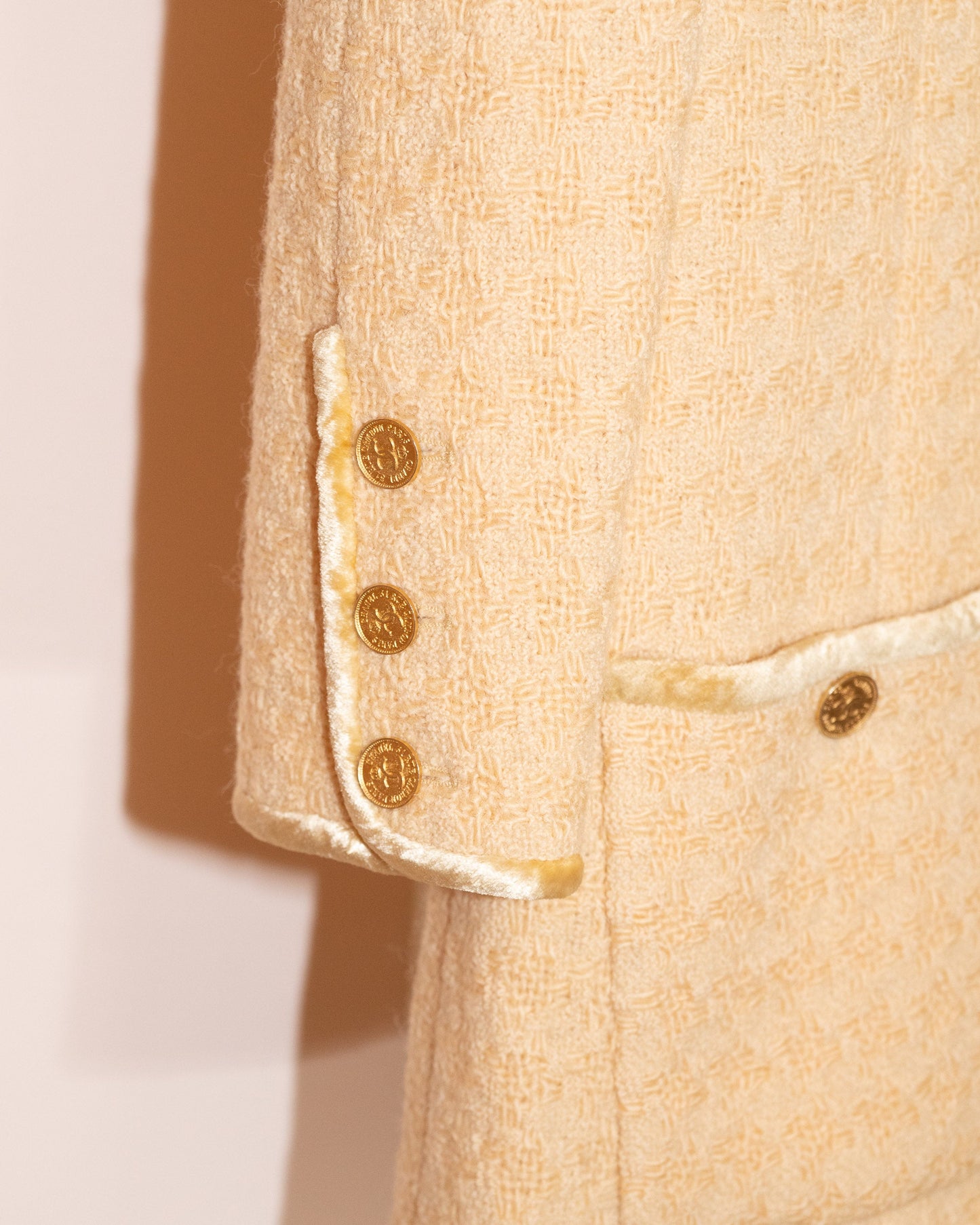FR38-40 Chanel Fall 1987 Collarless Four Pocketed Velvet Trim Detail Powder Yellow Tweed Jacket - Vintage Chanel Jacket - - Rarchive.