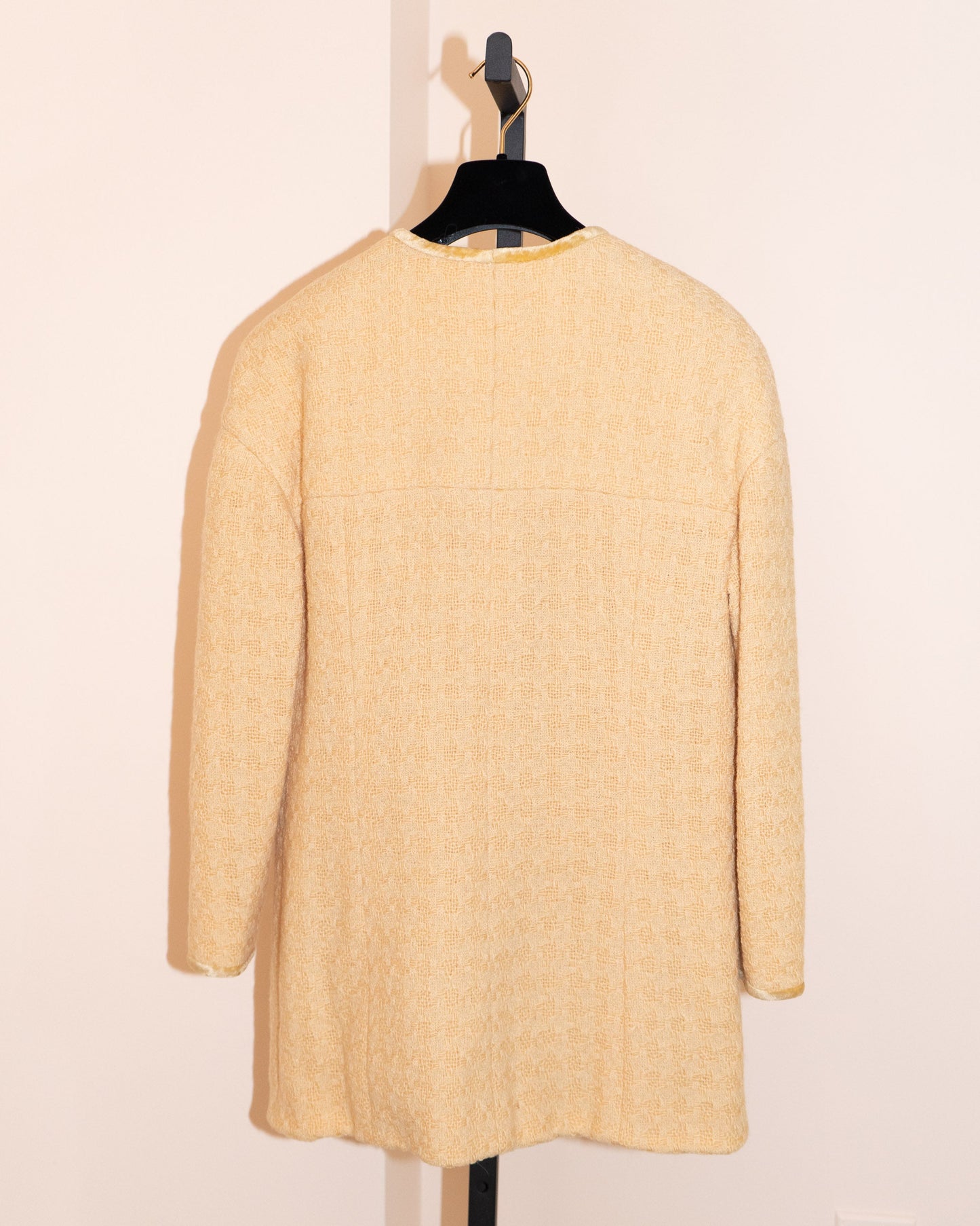 FR38-40 Chanel Fall 1987 Collarless Four Pocketed Velvet Trim Detail Powder Yellow Tweed Jacket - Vintage Chanel Jacket - - Rarchive.
