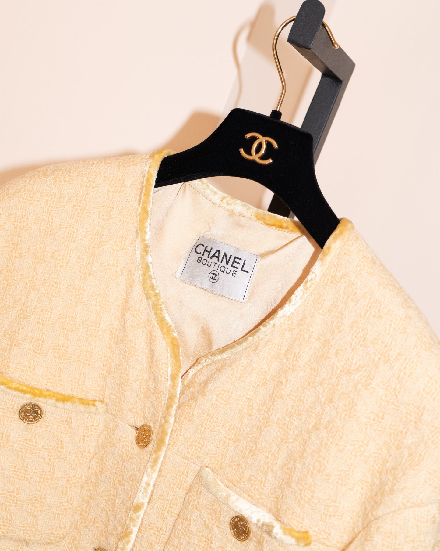FR38-40 Chanel Fall 1987 Collarless Four Pocketed Velvet Trim Detail Powder Yellow Tweed Jacket - Vintage Chanel Jacket - - Rarchive.