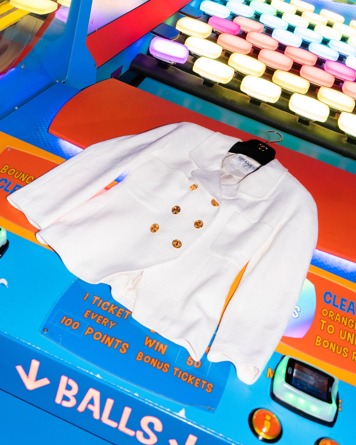 FR36 Chanel Cruise 1990 Double-Breasted Two-Pocketed Off-White Linen Blend Jacket - Vintage Chanel Jacket - - Rarchive.