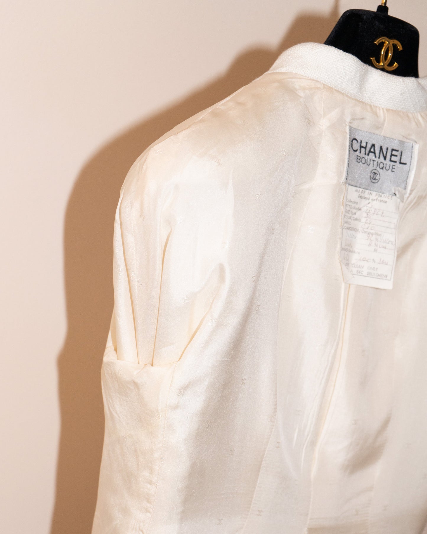 FR36 Chanel Cruise 1990 Double-Breasted Two-Pocketed Off-White Linen Blend Jacket - Vintage Chanel Jacket - - Rarchive.