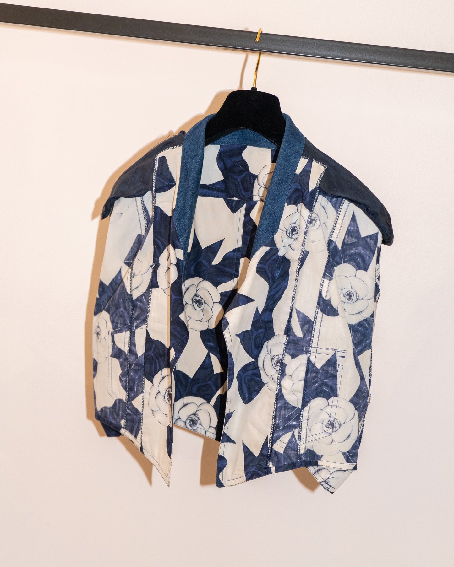 FR40-42 Rare Chanel Spring 1987 Camellia Print Denim Accent Cropped Cotton Jacket - Vintage Chanel Jacket -   - Rarchive.