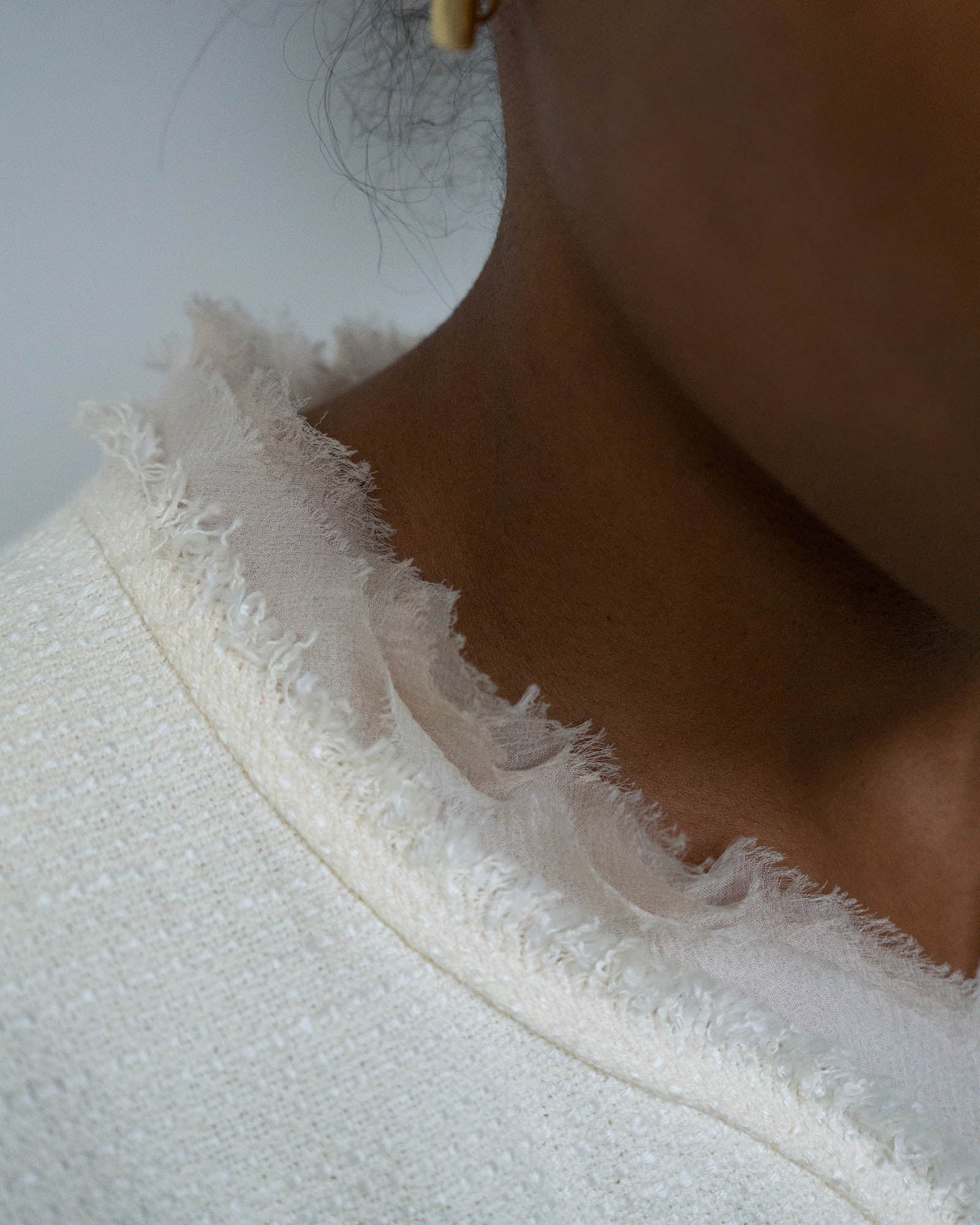 FR36-38 Chanel Cruise 2004 Two Pocket Tiered Chiffon Raw Edge Trim Tweed Collarless Jacket in Off-White - Vintage Chanel Jacket -  Jacket - Rarchive.