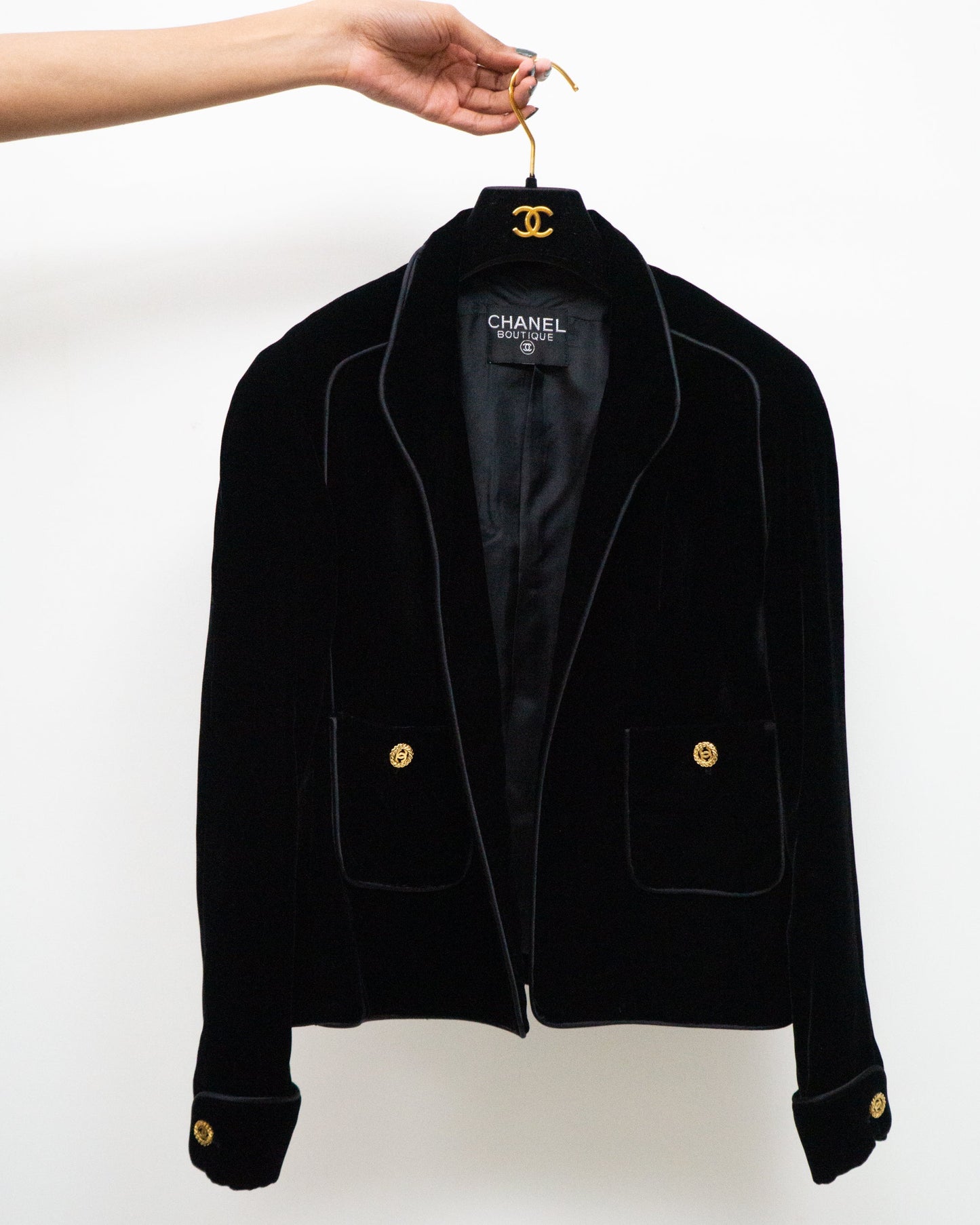 FR40 Chanel 1980s Silk Trim Gold-Tone Buttons Two Pocket Velvet Jacket in Black - Vintage Chanel Jacket - Jacket - Rarchive.