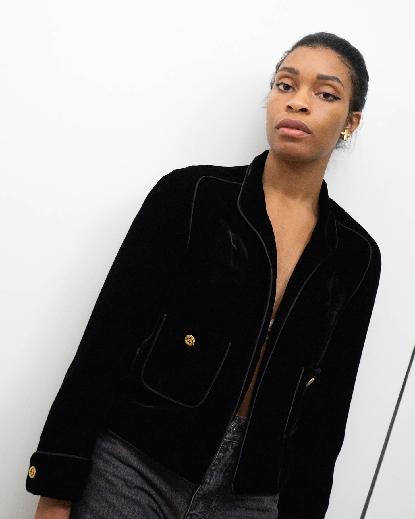 FR40 Chanel 1980s Silk Trim Gold-Tone Buttons Two Pocket Velvet Jacket in Black - Vintage Chanel Jacket - Jacket - Rarchive.