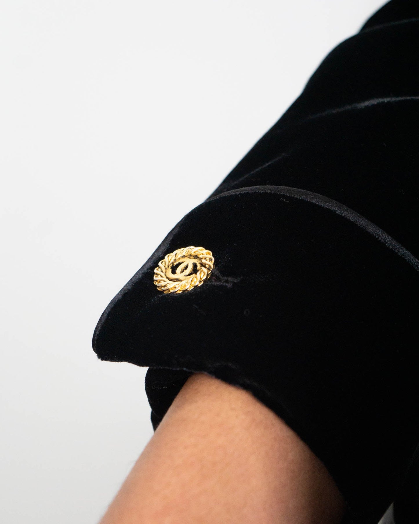 FR40 Chanel 1980s Silk Trim Gold-Tone Buttons Two Pocket Velvet Jacket in Black - Vintage Chanel Jacket - Jacket - Rarchive.