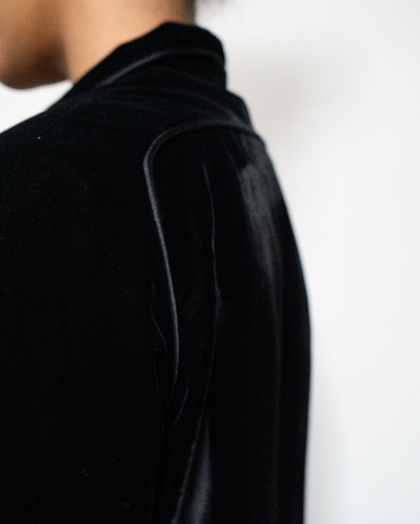 FR40 Chanel 1980s Silk Trim Gold-Tone Buttons Two Pocket Velvet Jacket in Black - Vintage Chanel Jacket - Jacket - Rarchive.