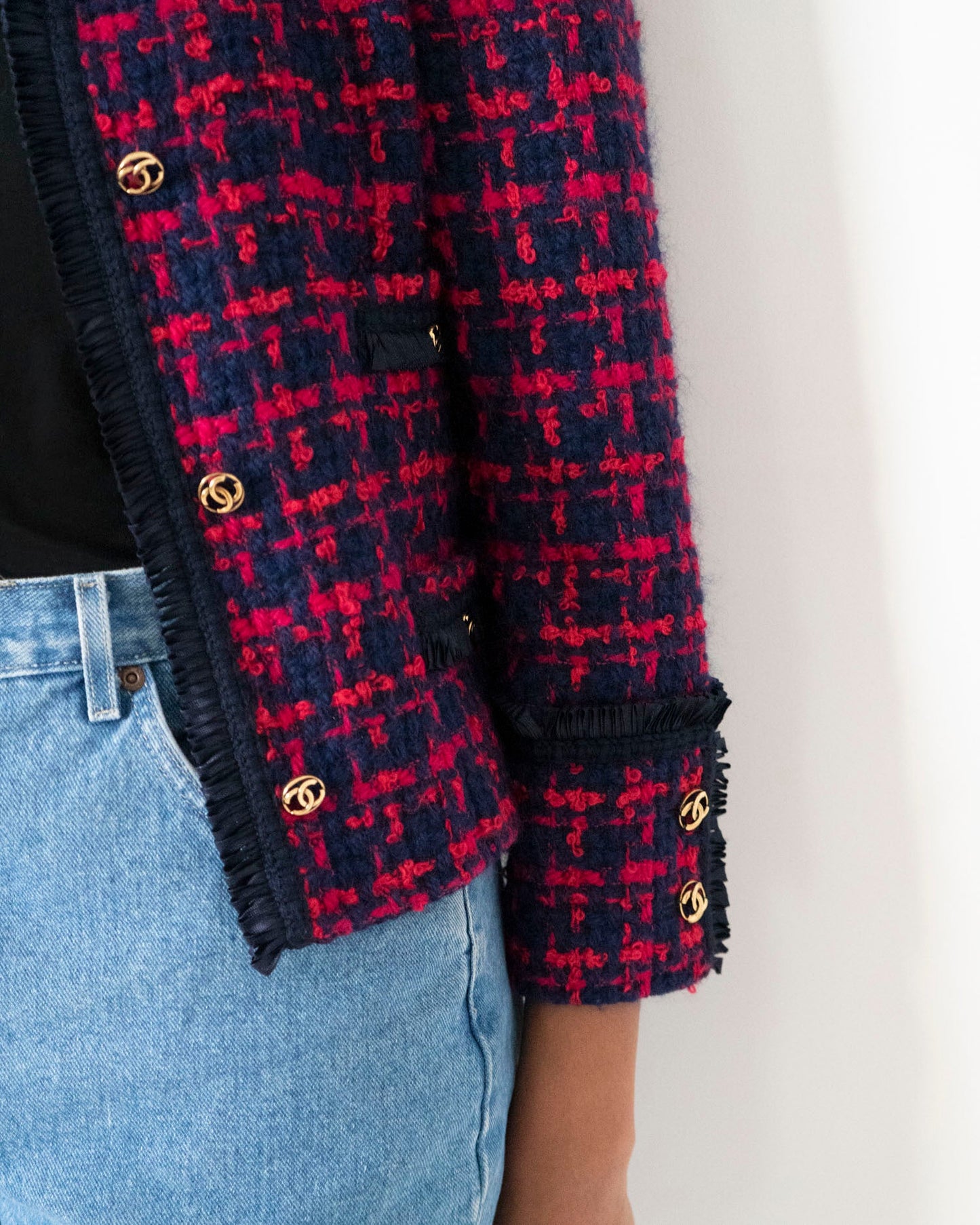 FR36 Chanel 1980s Four Pocket Fringe Trim Houndstooth Tweed Jacket in Red and Navy - Vintage Chanel Jacket - Jacket - Rarchive.