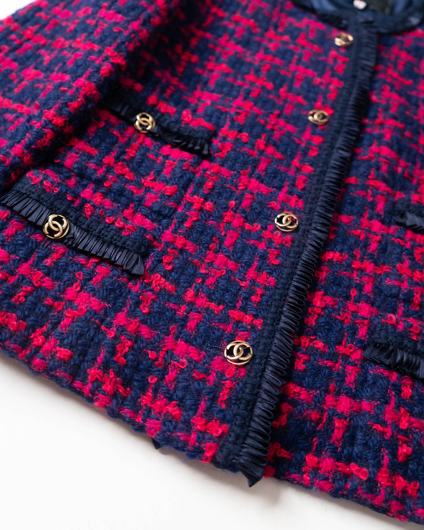 FR36 Chanel 1980s Four Pocket Fringe Trim Houndstooth Tweed Jacket in Red and Navy - Vintage Chanel Jacket - Jacket - Rarchive.