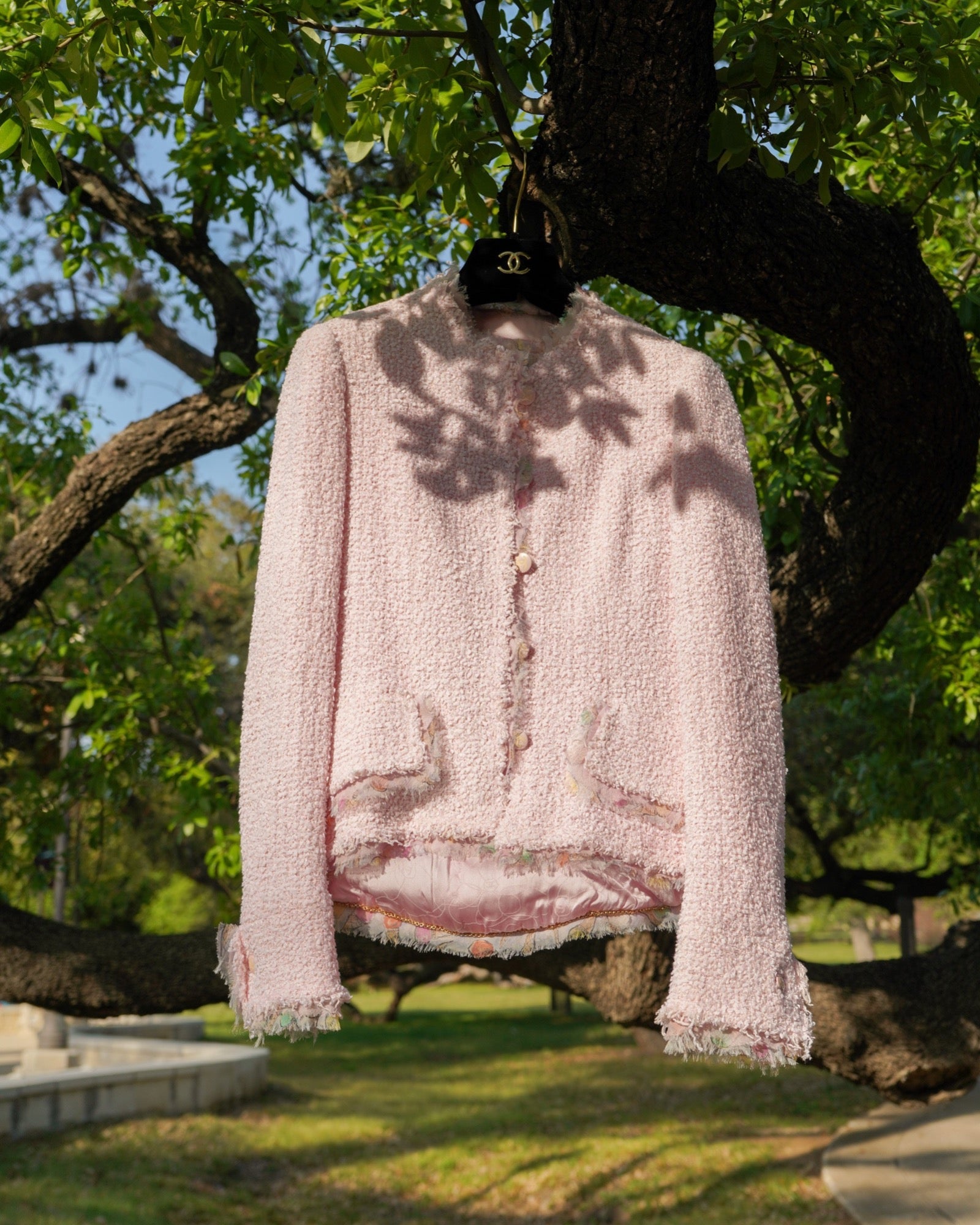 FR36-38 Chanel Cruise 2004 Two Pocket Tweed Boucle Jacket in Pink - Vintage Chanel Jacket -  Jacket - Rarchive.