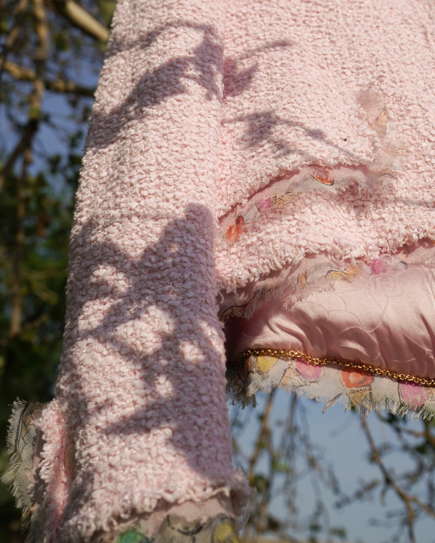 FR36-38 Chanel Cruise 2004 Two Pocket Tweed Boucle Jacket in Pink - Vintage Chanel Jacket -  Jacket - Rarchive.