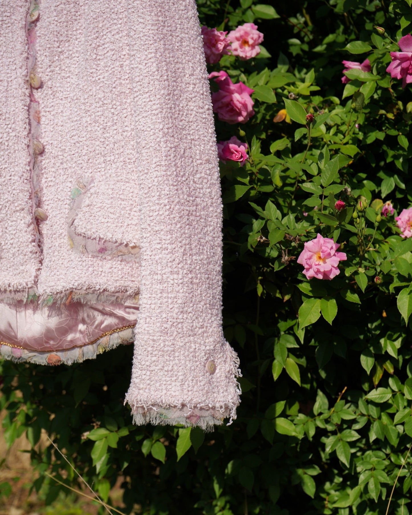 FR36-38 Chanel Cruise 2004 Two Pocket Tweed Boucle Jacket in Pink - Vintage Chanel Jacket -  Jacket - Rarchive.