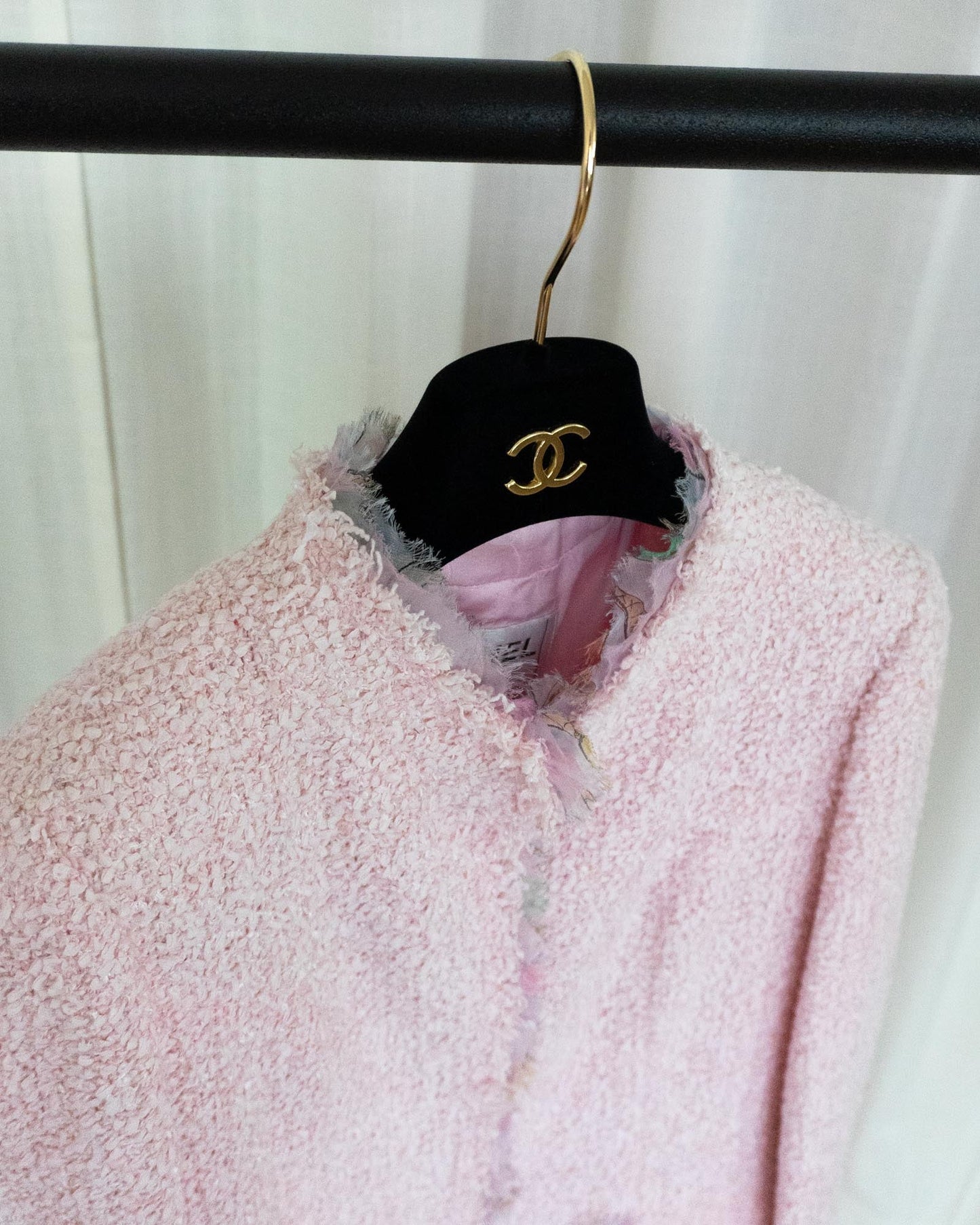 FR36-38 Chanel Cruise 2004 Two Pocket Tweed Boucle Jacket in Pink - Vintage Chanel Jacket -  Jacket - Rarchive.