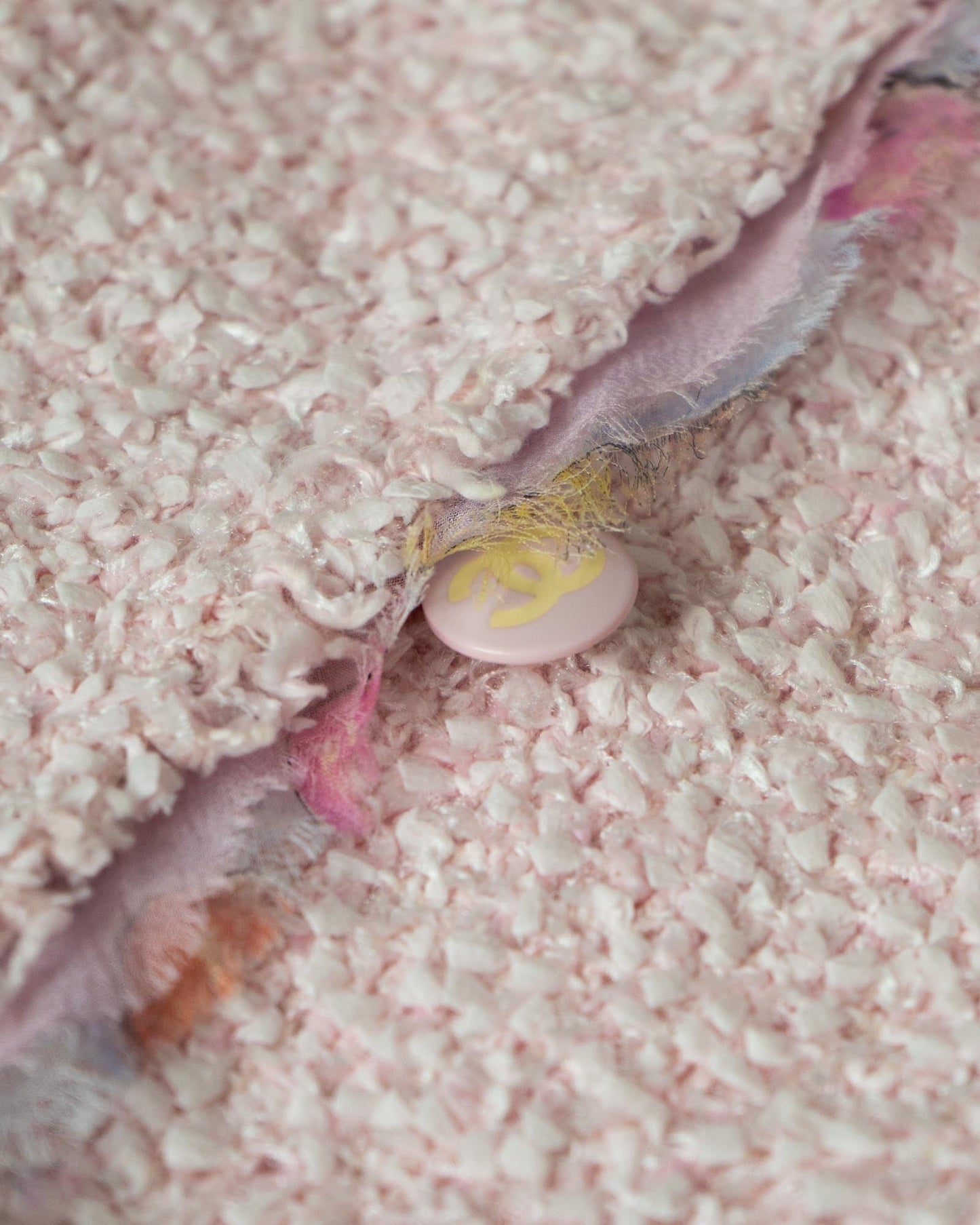 FR36-38 Chanel Cruise 2004 Two Pocket Tweed Boucle Jacket in Pink - Vintage Chanel Jacket -  Jacket - Rarchive.