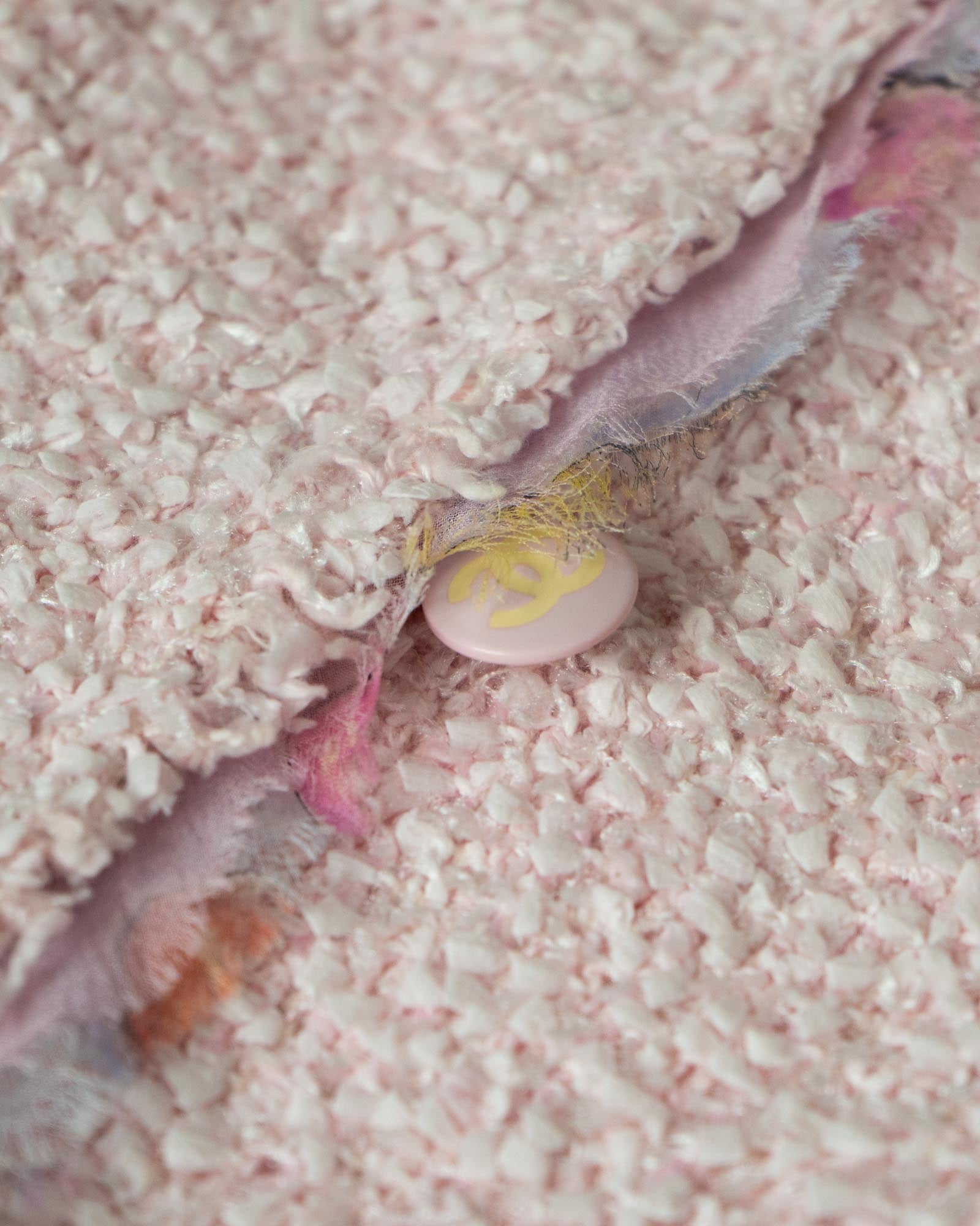 FR36-38 Chanel Cruise 2004 Two Pocket Tweed Boucle Jacket in Pink - Vintage Chanel Jacket -  Jacket - Rarchive.