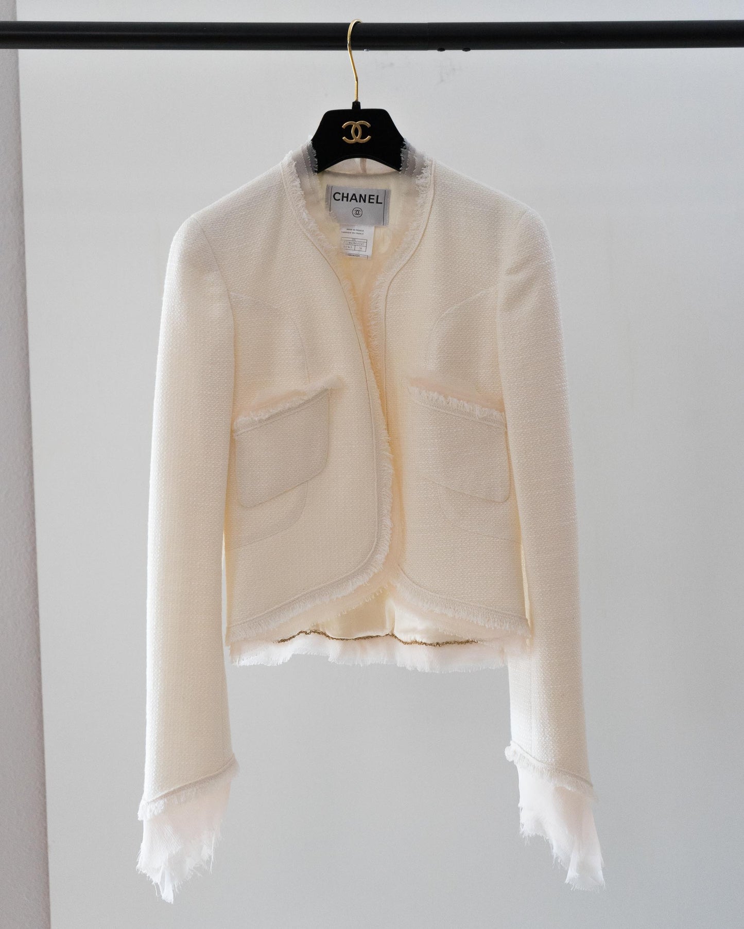 FR36-38 Chanel Cruise 2004 Two Pocket Tiered Chiffon Raw Edge Trim Tweed Collarless Jacket in Off-White - Vintage Chanel Jacket - Jacket - Rarchive.