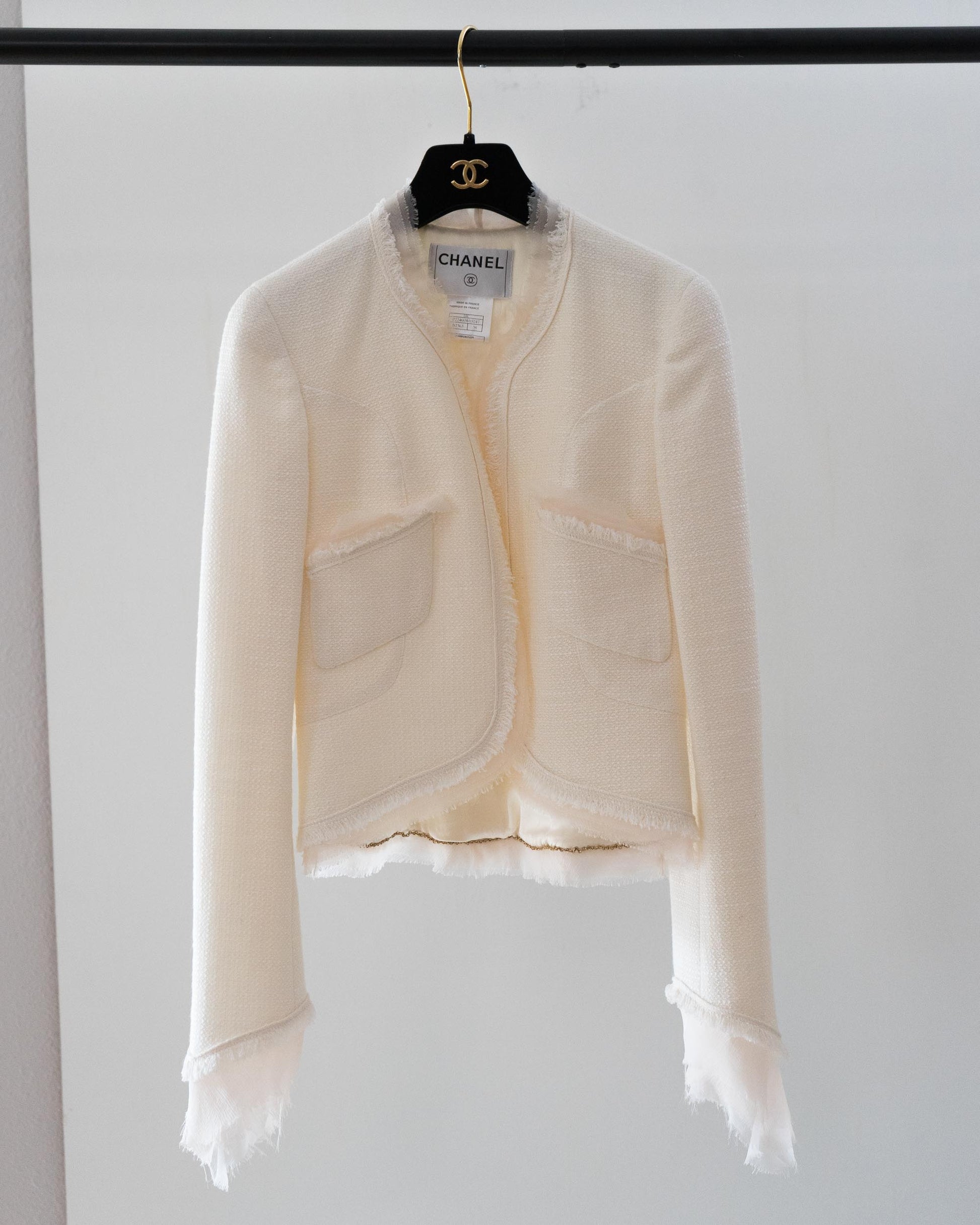 FR36-38 Chanel Cruise 2004 Two Pocket Tiered Chiffon Raw Edge Trim Tweed Collarless Jacket in Off-White - Vintage Chanel Jacket -  Jacket - Rarchive.