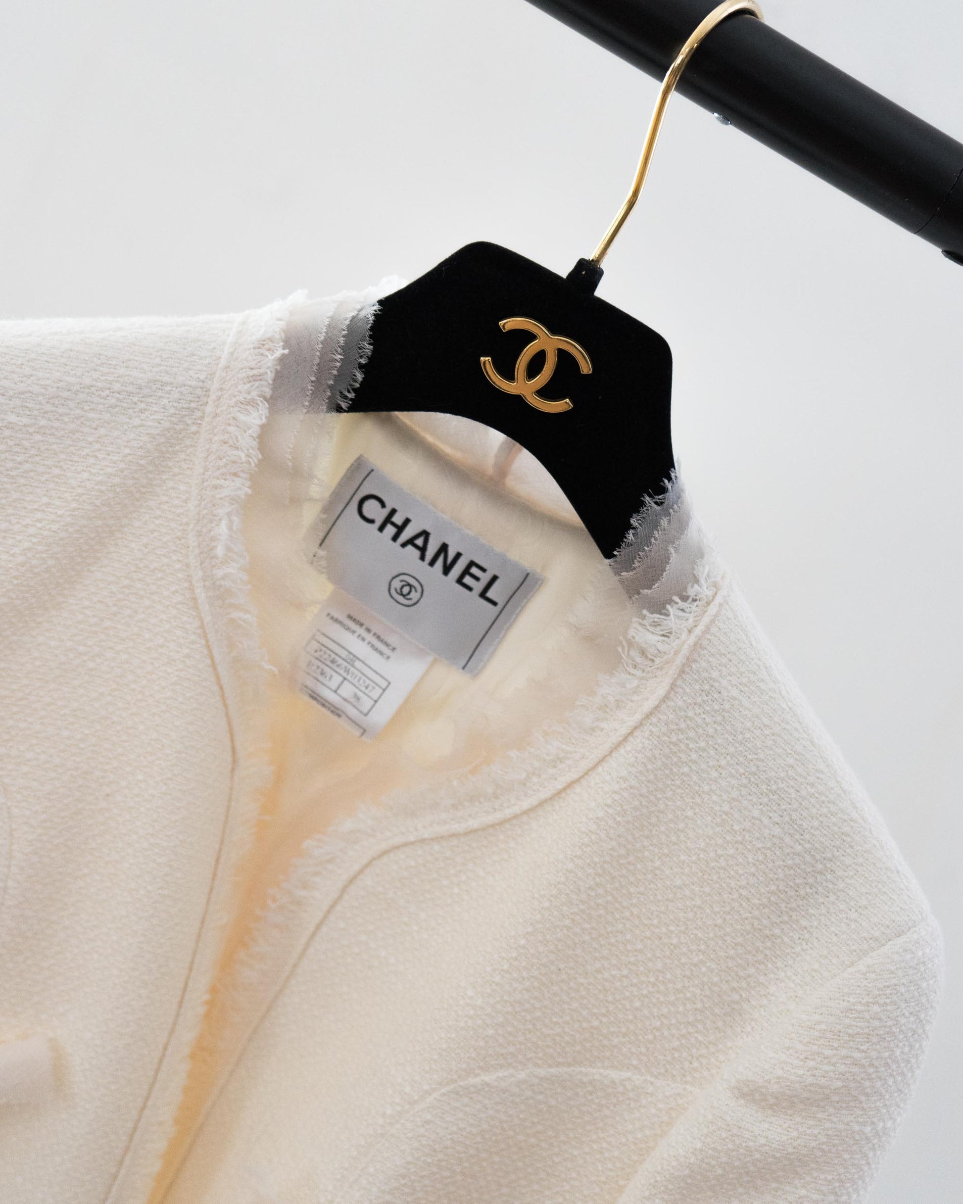FR36-38 Chanel Cruise 2004 Two Pocket Tiered Chiffon Raw Edge Trim Tweed Collarless Jacket in Off-White - Vintage Chanel Jacket -  Jacket - Rarchive.