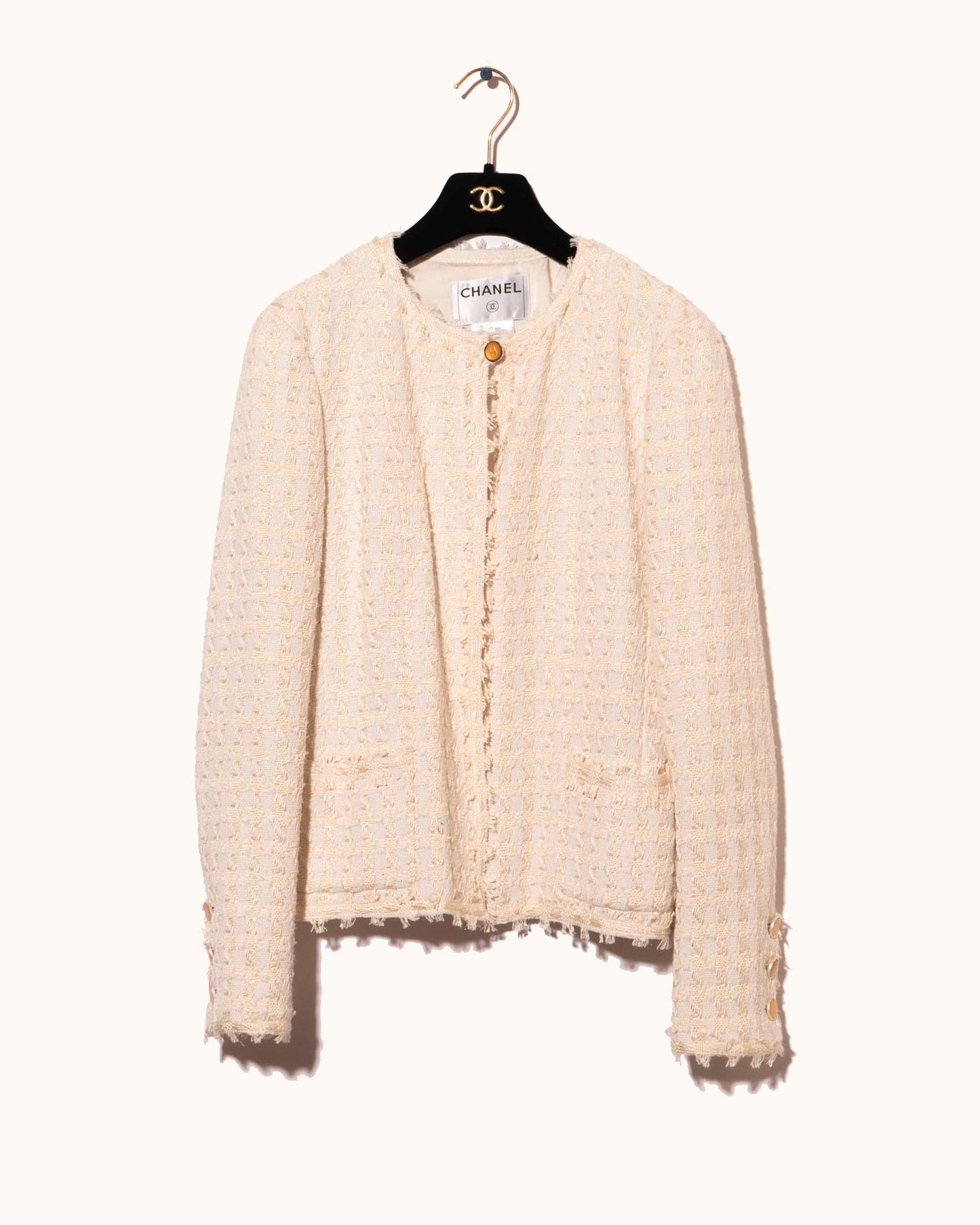 FR38-40 Chanel Spring 2005 Classic Collarless Two Pocket Cream Fantasy Tweed Jacket