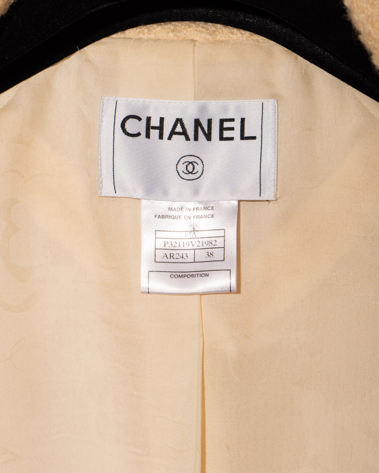 FR36-38 Rare Chanel Fall 2007 Two Pocket Chain Detail Trim Cream Tweed Cropped Cut Jacket - Vintage Chanel Jacket -   - Rarchive.