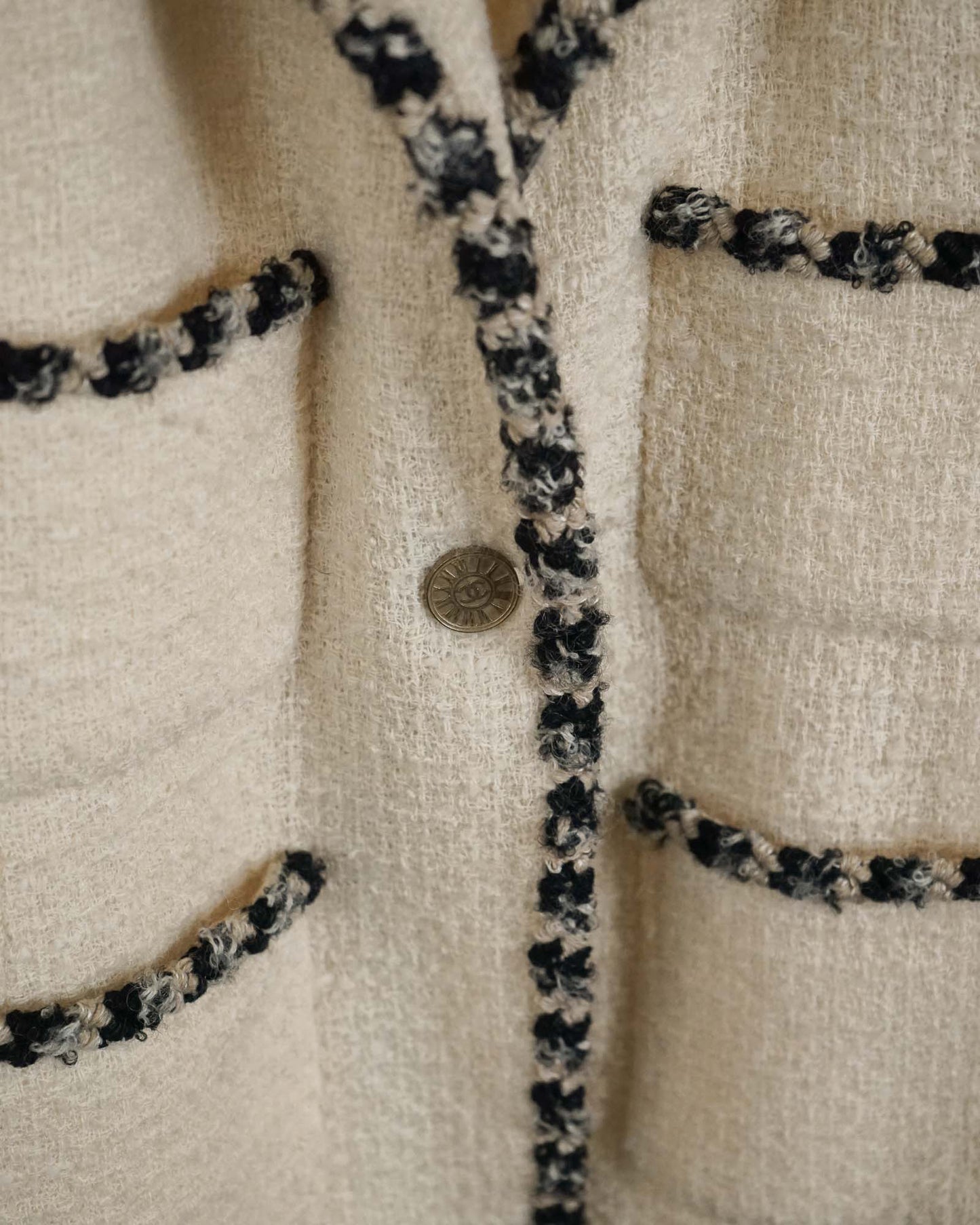 FR38-40 Chanel Fall 2006  Timeless Four Pocket Cream Bouclé Wool Tweed Blazer