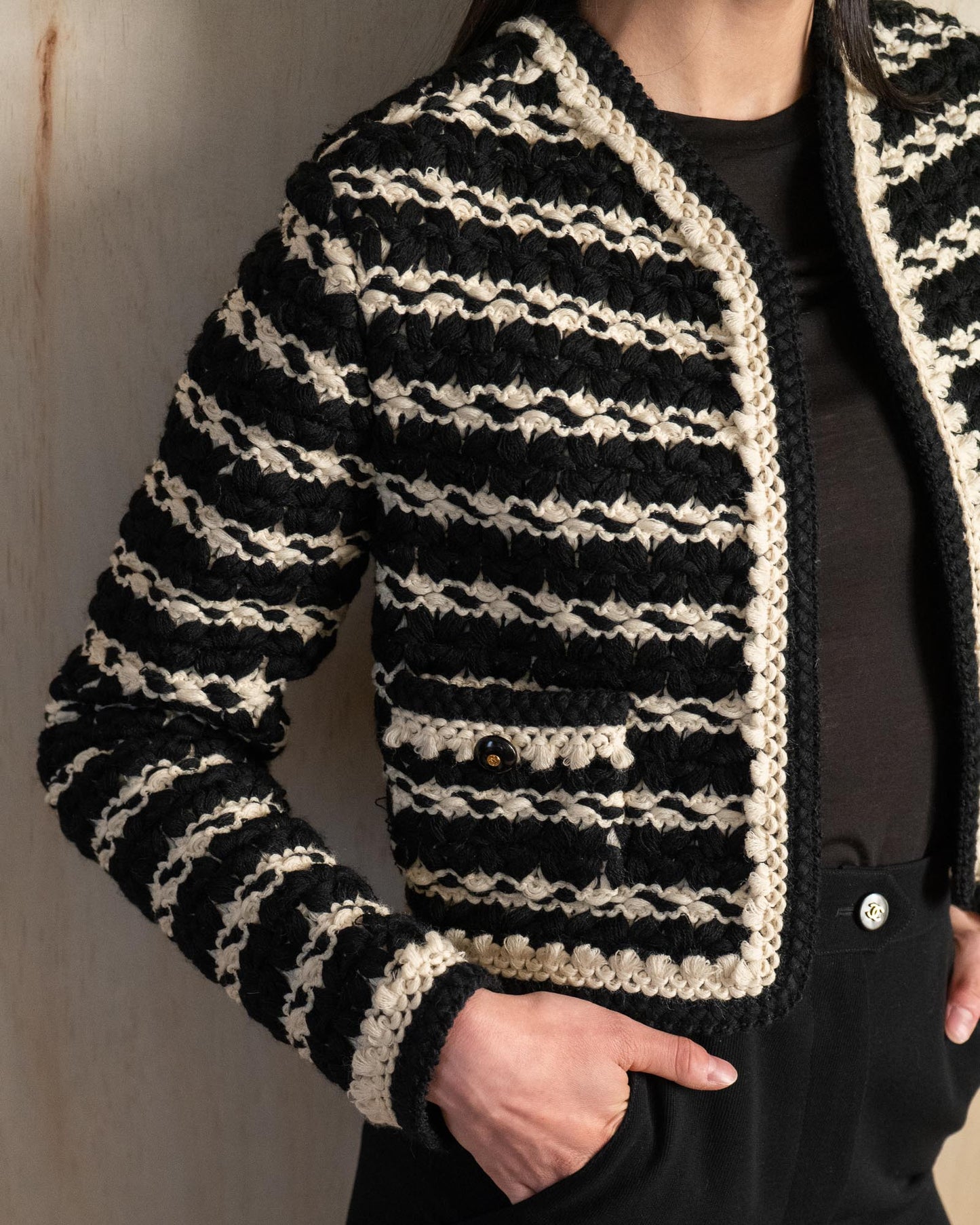 FR36-40 Chanel Spring 1992 Cropped Knit Jacket in Black and Ivory