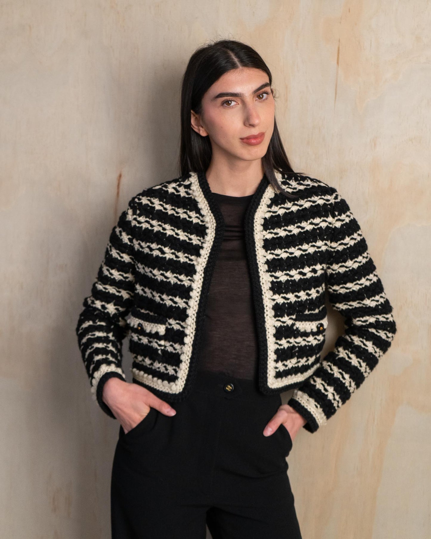 FR36-40 Chanel Spring 1992 Cropped Knit Jacket in Black and Ivory