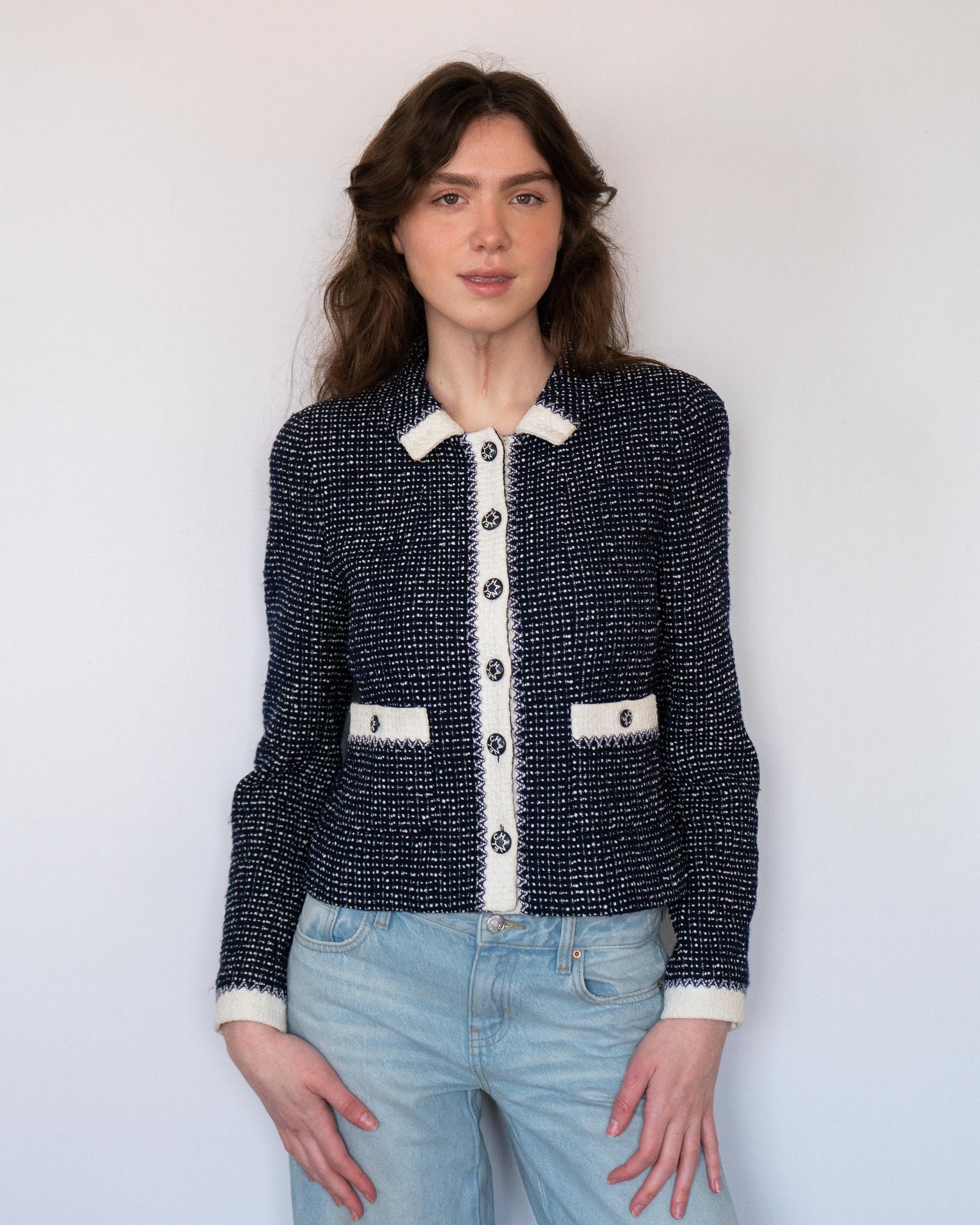 FR36-38 Chanel Cruise 1996 Two-Pocket Navy and White Tweed Jacket - Vintage Chanel Jacket -   - Rarchive.