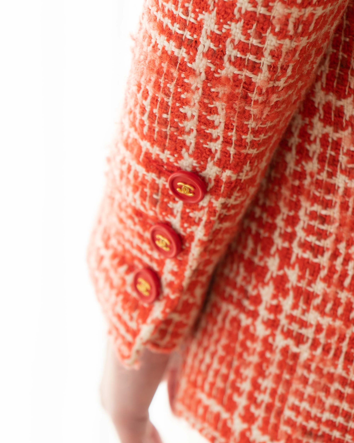 FR34-36 Chanel Spring 1997 Red and White Wool Tweed Longline Blazer with Patch Pockets and Structured Cut